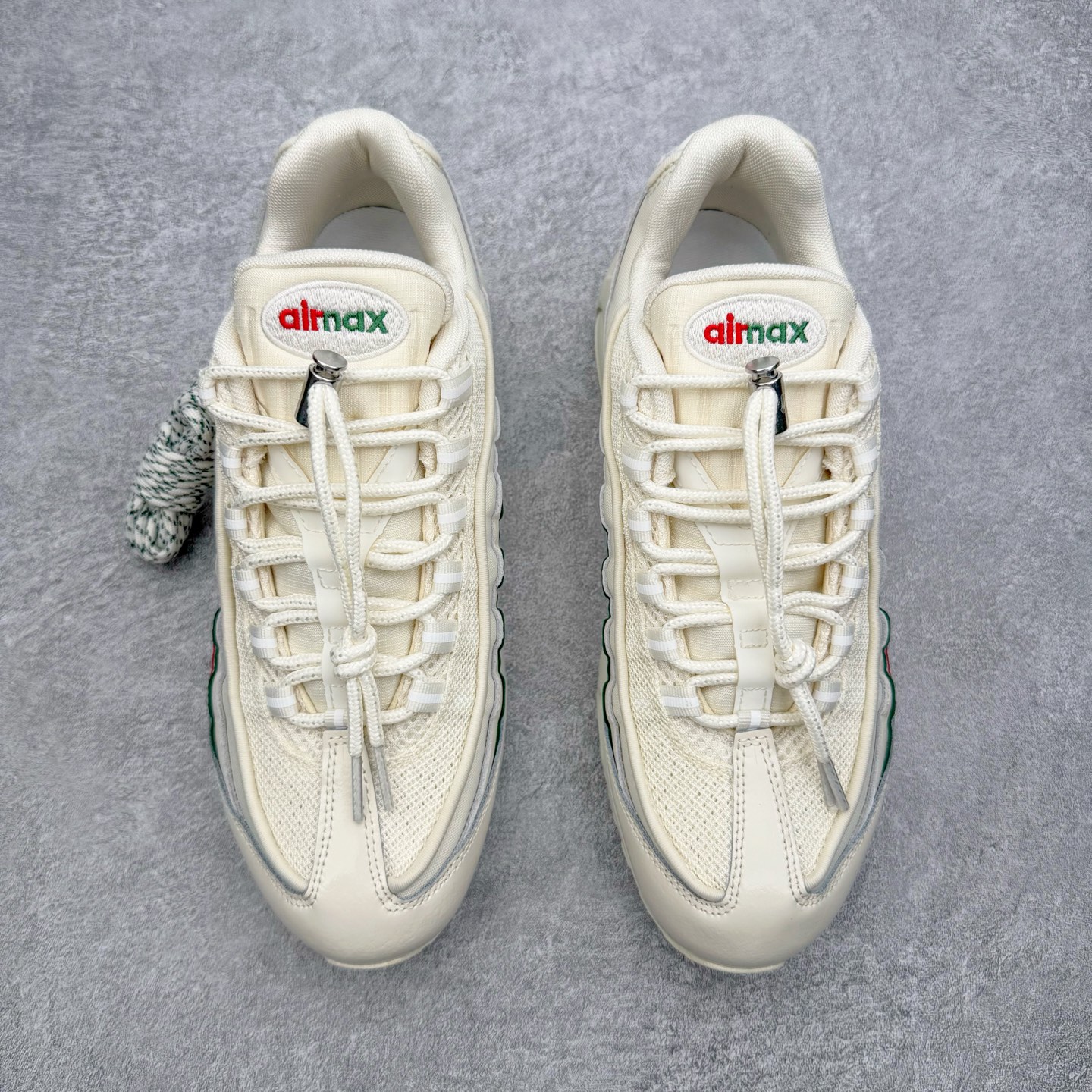 图片[2]-＃KZ神版 UNDEFEATED x NK Air Max 95 SP 联名米白红 IB4523-100 亲自操刀耗时半年开发 重金购买全套印尼原厂纸板楦头开发 2025官方主推系列 致敬诞生30周年的传奇鞋型 Air Max 95 系列再度重磅复刻归来 以全新配色续写光辉历史 更以现代手法重塑经典 将复古风格与前沿科技完美融合 一比一鞋头弧度高度鞋身弧度 东莞原厂模具大底 一码一模 原厂高韧性Tpu 独家供应45.5 48.5 原厂特供同批次皮料与Zp零色差 原厂特供内外标均可过绿X扫描认证 独家原装Big Bubble气垫 气垫体积更大 提供更强的缓震性能和回弹性 进口玻璃冲刀皮料裁剪零毛边 电脑针车工艺 鞋面不留荧光细节 平台可冲 超高鞋面清洁度 最高QC检验标准 控制溢胶瑕疵 每一双都是工艺品 实拍调校N版已经零色差零失真 百分百还原实物色彩所见即所得 不存在货不对板色差等低级问题 选购参考实物拍摄 不混卖不参货 只用心做好货严格选品 承诺混一赔十 尺码：35.5 36 36.5 37.5 38 38.5 39 40 40.5 41 42 42.5 43 44 44.5 45 45.5 46 47.5 48.5-选品中心