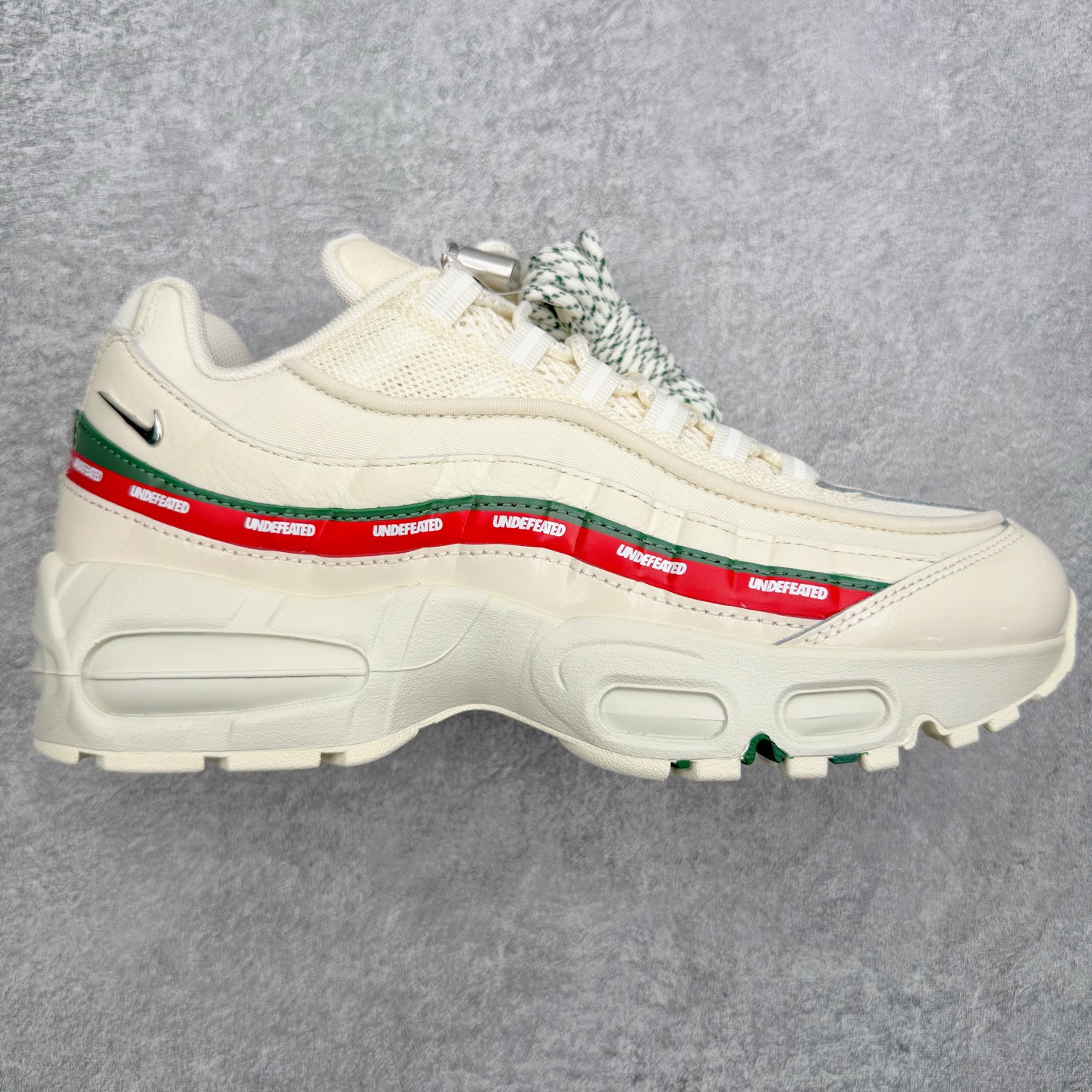 ＃KZ神版 UNDEFEATED x NK Air Max 95 SP 联名米白红 IB4523-100 亲自操刀耗时半年开发 重金购买全套印尼原厂纸板楦头开发 2025官方主推系列 致敬诞生30周年的传奇鞋型 Air Max 95 系列再度重磅复刻归来 以全新配色续写光辉历史 更以现代手法重塑经典 将复古风格与前沿科技完美融合 一比一鞋头弧度高度鞋身弧度 东莞原厂模具大底 一码一模 原厂高韧性Tpu 独家供应45.5 48.5 原厂特供同批次皮料与Zp零色差 原厂特供内外标均可过绿X扫描认证 独家原装Big Bubble气垫 气垫体积更大 提供更强的缓震性能和回弹性 进口玻璃冲刀皮料裁剪零毛边 电脑针车工艺 鞋面不留荧光细节 平台可冲 超高鞋面清洁度 最高QC检验标准 控制溢胶瑕疵 每一双都是工艺品 实拍调校N版已经零色差零失真 百分百还原实物色彩所见即所得 不存在货不对板色差等低级问题 选购参考实物拍摄 不混卖不参货 只用心做好货严格选品 承诺混一赔十 尺码：35.5 36 36.5 37.5 38 38.5 39 40 40.5 41 42 42.5 43 44 44.5 45 45.5 46 47.5 48.5-选品中心