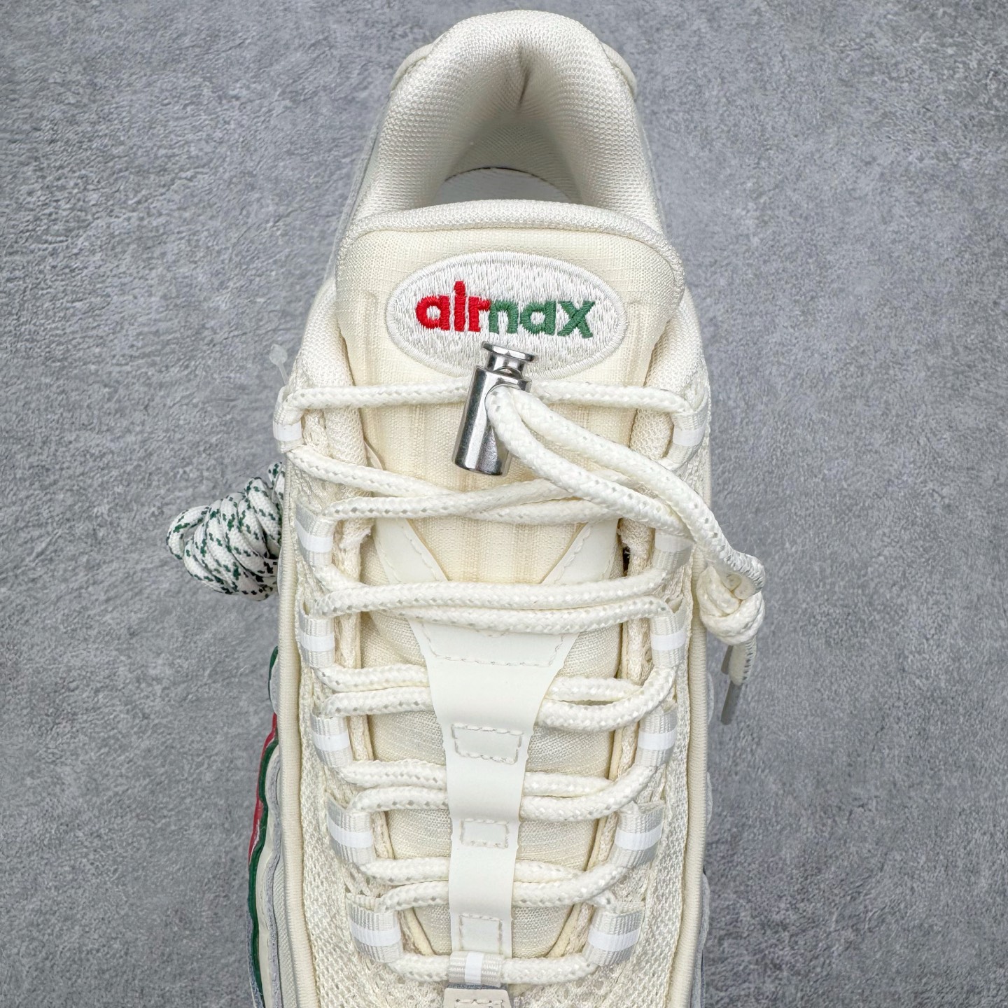 图片[5]-＃KZ神版 UNDEFEATED x NK Air Max 95 SP 联名米白红 IB4523-100 亲自操刀耗时半年开发 重金购买全套印尼原厂纸板楦头开发 2025官方主推系列 致敬诞生30周年的传奇鞋型 Air Max 95 系列再度重磅复刻归来 以全新配色续写光辉历史 更以现代手法重塑经典 将复古风格与前沿科技完美融合 一比一鞋头弧度高度鞋身弧度 东莞原厂模具大底 一码一模 原厂高韧性Tpu 独家供应45.5 48.5 原厂特供同批次皮料与Zp零色差 原厂特供内外标均可过绿X扫描认证 独家原装Big Bubble气垫 气垫体积更大 提供更强的缓震性能和回弹性 进口玻璃冲刀皮料裁剪零毛边 电脑针车工艺 鞋面不留荧光细节 平台可冲 超高鞋面清洁度 最高QC检验标准 控制溢胶瑕疵 每一双都是工艺品 实拍调校N版已经零色差零失真 百分百还原实物色彩所见即所得 不存在货不对板色差等低级问题 选购参考实物拍摄 不混卖不参货 只用心做好货严格选品 承诺混一赔十 尺码：35.5 36 36.5 37.5 38 38.5 39 40 40.5 41 42 42.5 43 44 44.5 45 45.5 46 47.5 48.5-选品中心