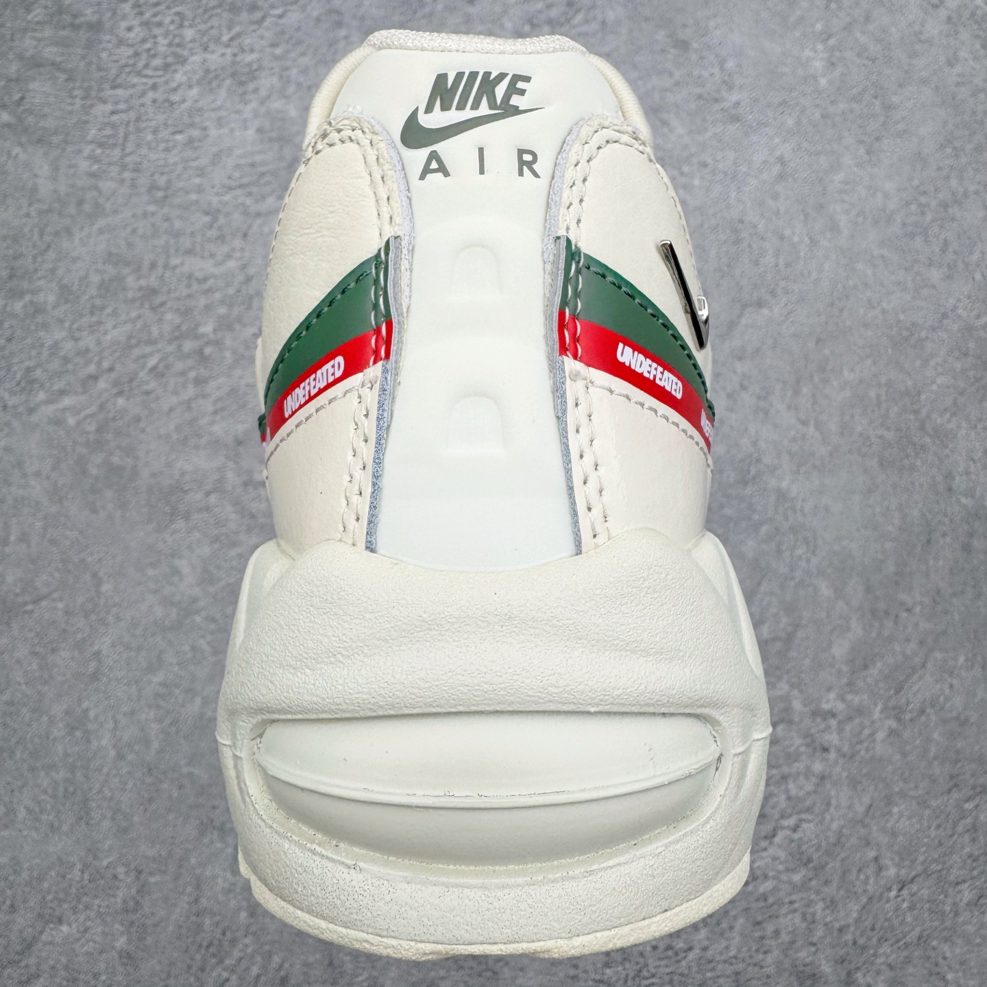 图片[8]-＃KZ神版 UNDEFEATED x NK Air Max 95 SP 联名米白红 IB4523-100 亲自操刀耗时半年开发 重金购买全套印尼原厂纸板楦头开发 2025官方主推系列 致敬诞生30周年的传奇鞋型 Air Max 95 系列再度重磅复刻归来 以全新配色续写光辉历史 更以现代手法重塑经典 将复古风格与前沿科技完美融合 一比一鞋头弧度高度鞋身弧度 东莞原厂模具大底 一码一模 原厂高韧性Tpu 独家供应45.5 48.5 原厂特供同批次皮料与Zp零色差 原厂特供内外标均可过绿X扫描认证 独家原装Big Bubble气垫 气垫体积更大 提供更强的缓震性能和回弹性 进口玻璃冲刀皮料裁剪零毛边 电脑针车工艺 鞋面不留荧光细节 平台可冲 超高鞋面清洁度 最高QC检验标准 控制溢胶瑕疵 每一双都是工艺品 实拍调校N版已经零色差零失真 百分百还原实物色彩所见即所得 不存在货不对板色差等低级问题 选购参考实物拍摄 不混卖不参货 只用心做好货严格选品 承诺混一赔十 尺码：35.5 36 36.5 37.5 38 38.5 39 40 40.5 41 42 42.5 43 44 44.5 45 45.5 46 47.5 48.5-选品中心