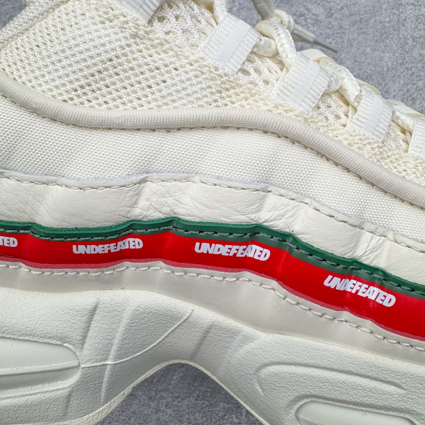 图片[20]-＃KZ神版 UNDEFEATED x NK Air Max 95 SP 联名米白红 IB4523-100 亲自操刀耗时半年开发 重金购买全套印尼原厂纸板楦头开发 2025官方主推系列 致敬诞生30周年的传奇鞋型 Air Max 95 系列再度重磅复刻归来 以全新配色续写光辉历史 更以现代手法重塑经典 将复古风格与前沿科技完美融合 一比一鞋头弧度高度鞋身弧度 东莞原厂模具大底 一码一模 原厂高韧性Tpu 独家供应45.5 48.5 原厂特供同批次皮料与Zp零色差 原厂特供内外标均可过绿X扫描认证 独家原装Big Bubble气垫 气垫体积更大 提供更强的缓震性能和回弹性 进口玻璃冲刀皮料裁剪零毛边 电脑针车工艺 鞋面不留荧光细节 平台可冲 超高鞋面清洁度 最高QC检验标准 控制溢胶瑕疵 每一双都是工艺品 实拍调校N版已经零色差零失真 百分百还原实物色彩所见即所得 不存在货不对板色差等低级问题 选购参考实物拍摄 不混卖不参货 只用心做好货严格选品 承诺混一赔十 尺码：35.5 36 36.5 37.5 38 38.5 39 40 40.5 41 42 42.5 43 44 44.5 45 45.5 46 47.5 48.5-选品中心