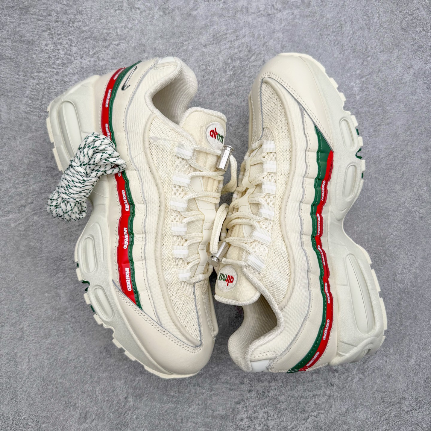 图片[3]-＃KZ神版 UNDEFEATED x NK Air Max 95 SP 联名米白红 IB4523-100 亲自操刀耗时半年开发 重金购买全套印尼原厂纸板楦头开发 2025官方主推系列 致敬诞生30周年的传奇鞋型 Air Max 95 系列再度重磅复刻归来 以全新配色续写光辉历史 更以现代手法重塑经典 将复古风格与前沿科技完美融合 一比一鞋头弧度高度鞋身弧度 东莞原厂模具大底 一码一模 原厂高韧性Tpu 独家供应45.5 48.5 原厂特供同批次皮料与Zp零色差 原厂特供内外标均可过绿X扫描认证 独家原装Big Bubble气垫 气垫体积更大 提供更强的缓震性能和回弹性 进口玻璃冲刀皮料裁剪零毛边 电脑针车工艺 鞋面不留荧光细节 平台可冲 超高鞋面清洁度 最高QC检验标准 控制溢胶瑕疵 每一双都是工艺品 实拍调校N版已经零色差零失真 百分百还原实物色彩所见即所得 不存在货不对板色差等低级问题 选购参考实物拍摄 不混卖不参货 只用心做好货严格选品 承诺混一赔十 尺码：35.5 36 36.5 37.5 38 38.5 39 40 40.5 41 42 42.5 43 44 44.5 45 45.5 46 47.5 48.5-选品中心