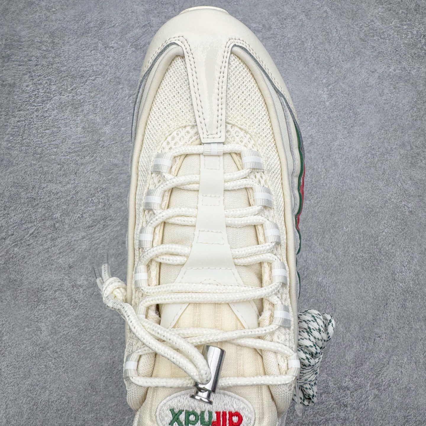 图片[4]-＃KZ神版 UNDEFEATED x NK Air Max 95 SP 联名米白红 IB4523-100 亲自操刀耗时半年开发 重金购买全套印尼原厂纸板楦头开发 2025官方主推系列 致敬诞生30周年的传奇鞋型 Air Max 95 系列再度重磅复刻归来 以全新配色续写光辉历史 更以现代手法重塑经典 将复古风格与前沿科技完美融合 一比一鞋头弧度高度鞋身弧度 东莞原厂模具大底 一码一模 原厂高韧性Tpu 独家供应45.5 48.5 原厂特供同批次皮料与Zp零色差 原厂特供内外标均可过绿X扫描认证 独家原装Big Bubble气垫 气垫体积更大 提供更强的缓震性能和回弹性 进口玻璃冲刀皮料裁剪零毛边 电脑针车工艺 鞋面不留荧光细节 平台可冲 超高鞋面清洁度 最高QC检验标准 控制溢胶瑕疵 每一双都是工艺品 实拍调校N版已经零色差零失真 百分百还原实物色彩所见即所得 不存在货不对板色差等低级问题 选购参考实物拍摄 不混卖不参货 只用心做好货严格选品 承诺混一赔十 尺码：35.5 36 36.5 37.5 38 38.5 39 40 40.5 41 42 42.5 43 44 44.5 45 45.5 46 47.5 48.5-选品中心