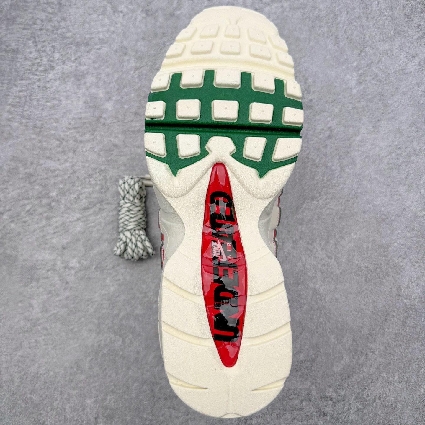 图片[9]-＃KZ神版 UNDEFEATED x NK Air Max 95 SP 联名米白红 IB4523-100 亲自操刀耗时半年开发 重金购买全套印尼原厂纸板楦头开发 2025官方主推系列 致敬诞生30周年的传奇鞋型 Air Max 95 系列再度重磅复刻归来 以全新配色续写光辉历史 更以现代手法重塑经典 将复古风格与前沿科技完美融合 一比一鞋头弧度高度鞋身弧度 东莞原厂模具大底 一码一模 原厂高韧性Tpu 独家供应45.5 48.5 原厂特供同批次皮料与Zp零色差 原厂特供内外标均可过绿X扫描认证 独家原装Big Bubble气垫 气垫体积更大 提供更强的缓震性能和回弹性 进口玻璃冲刀皮料裁剪零毛边 电脑针车工艺 鞋面不留荧光细节 平台可冲 超高鞋面清洁度 最高QC检验标准 控制溢胶瑕疵 每一双都是工艺品 实拍调校N版已经零色差零失真 百分百还原实物色彩所见即所得 不存在货不对板色差等低级问题 选购参考实物拍摄 不混卖不参货 只用心做好货严格选品 承诺混一赔十 尺码：35.5 36 36.5 37.5 38 38.5 39 40 40.5 41 42 42.5 43 44 44.5 45 45.5 46 47.5 48.5-选品中心