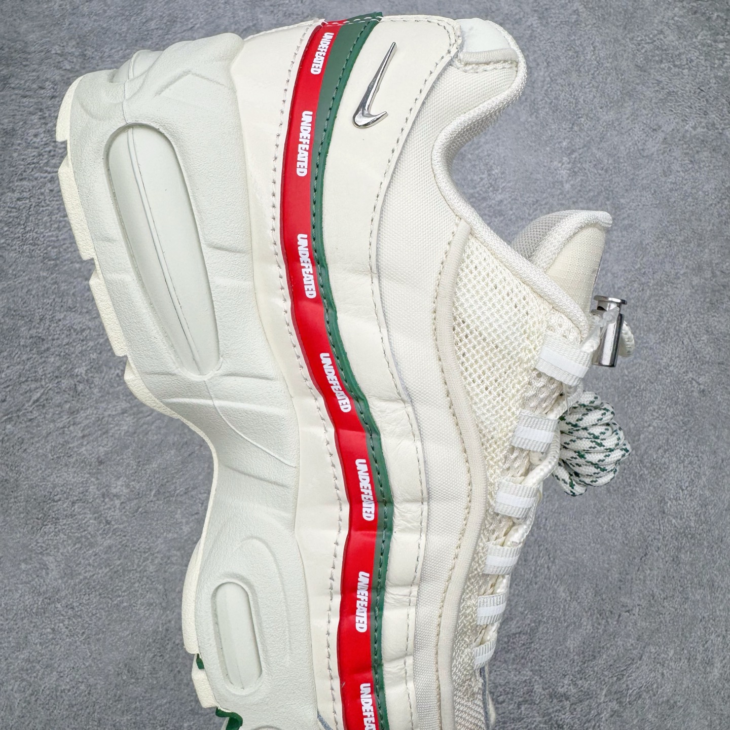 图片[6]-＃KZ神版 UNDEFEATED x NK Air Max 95 SP 联名米白红 IB4523-100 亲自操刀耗时半年开发 重金购买全套印尼原厂纸板楦头开发 2025官方主推系列 致敬诞生30周年的传奇鞋型 Air Max 95 系列再度重磅复刻归来 以全新配色续写光辉历史 更以现代手法重塑经典 将复古风格与前沿科技完美融合 一比一鞋头弧度高度鞋身弧度 东莞原厂模具大底 一码一模 原厂高韧性Tpu 独家供应45.5 48.5 原厂特供同批次皮料与Zp零色差 原厂特供内外标均可过绿X扫描认证 独家原装Big Bubble气垫 气垫体积更大 提供更强的缓震性能和回弹性 进口玻璃冲刀皮料裁剪零毛边 电脑针车工艺 鞋面不留荧光细节 平台可冲 超高鞋面清洁度 最高QC检验标准 控制溢胶瑕疵 每一双都是工艺品 实拍调校N版已经零色差零失真 百分百还原实物色彩所见即所得 不存在货不对板色差等低级问题 选购参考实物拍摄 不混卖不参货 只用心做好货严格选品 承诺混一赔十 尺码：35.5 36 36.5 37.5 38 38.5 39 40 40.5 41 42 42.5 43 44 44.5 45 45.5 46 47.5 48.5-选品中心