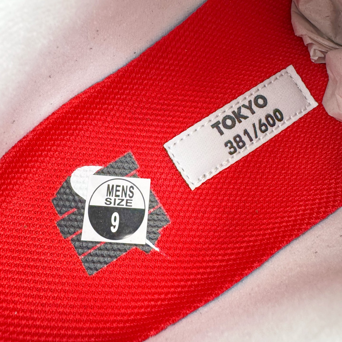 图片[14]-＃SF外贸特供 UNDEFEATED x NK Air Max 95 SP 上海限定 联名灰红 IB4523-003 亲自操刀耗时半年开发 重金购买全套印尼原厂纸板楦头开发 2025官方主推系列 致敬诞生30周年的传奇鞋型 Air Max 95 系列再度重磅复刻归来 以全新配色续写光辉历史 更以现代手法重塑经典 将复古风格与前沿科技完美融合 一比一鞋头弧度高度鞋身弧度 东莞原厂模具大底 一码一模 原厂高韧性Tpu 独家供应35.5 45.5 48.5 49.5 50.5 原厂特供同批次皮料与Zp零色差 原厂特供内外标均可过绿X扫描认证 独家原装Big Bubble气垫 气垫体积更大 提供更强的缓震性能和回弹性 进口玻璃冲刀皮料裁剪零毛边 电脑针车工艺 鞋面不留荧光细节 平台可冲 超高鞋面清洁度 最高QC检验标准 控制溢胶瑕疵 每一双都是工艺品 实拍调校N版已经零色差零失真 百分百还原实物色彩所见即所得 不存在货不对板色差等低级问题 选购参考实物拍摄 不混卖不参货 只用心做好货严格选品 承诺混一赔十 尺码：35.5 36 36.5 37.5 38 38.5 39 40 40.5 41 42 42.5 43 44 44.5 45 45.5 46 47.5 48.5 49.5 50.5-选品中心