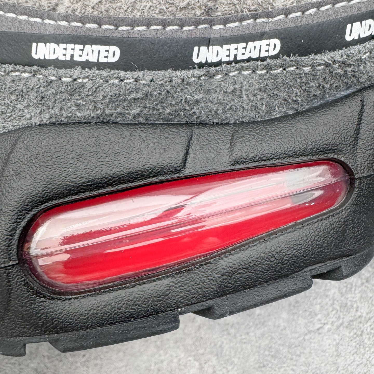 图片[21]-＃SF外贸特供 UNDEFEATED x NK Air Max 95 SP 上海限定 联名灰红 IB4523-003 亲自操刀耗时半年开发 重金购买全套印尼原厂纸板楦头开发 2025官方主推系列 致敬诞生30周年的传奇鞋型 Air Max 95 系列再度重磅复刻归来 以全新配色续写光辉历史 更以现代手法重塑经典 将复古风格与前沿科技完美融合 一比一鞋头弧度高度鞋身弧度 东莞原厂模具大底 一码一模 原厂高韧性Tpu 独家供应35.5 45.5 48.5 49.5 50.5 原厂特供同批次皮料与Zp零色差 原厂特供内外标均可过绿X扫描认证 独家原装Big Bubble气垫 气垫体积更大 提供更强的缓震性能和回弹性 进口玻璃冲刀皮料裁剪零毛边 电脑针车工艺 鞋面不留荧光细节 平台可冲 超高鞋面清洁度 最高QC检验标准 控制溢胶瑕疵 每一双都是工艺品 实拍调校N版已经零色差零失真 百分百还原实物色彩所见即所得 不存在货不对板色差等低级问题 选购参考实物拍摄 不混卖不参货 只用心做好货严格选品 承诺混一赔十 尺码：35.5 36 36.5 37.5 38 38.5 39 40 40.5 41 42 42.5 43 44 44.5 45 45.5 46 47.5 48.5 49.5 50.5-选品中心