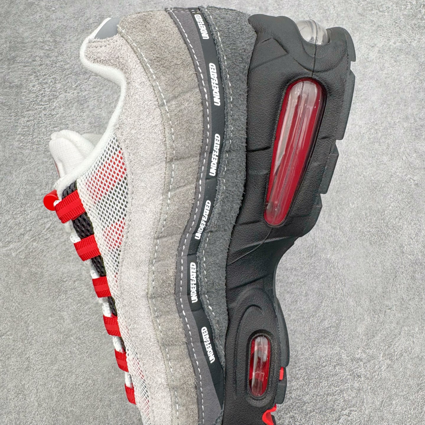 图片[7]-＃SF外贸特供 UNDEFEATED x NK Air Max 95 SP 上海限定 联名灰红 IB4523-003 亲自操刀耗时半年开发 重金购买全套印尼原厂纸板楦头开发 2025官方主推系列 致敬诞生30周年的传奇鞋型 Air Max 95 系列再度重磅复刻归来 以全新配色续写光辉历史 更以现代手法重塑经典 将复古风格与前沿科技完美融合 一比一鞋头弧度高度鞋身弧度 东莞原厂模具大底 一码一模 原厂高韧性Tpu 独家供应35.5 45.5 48.5 49.5 50.5 原厂特供同批次皮料与Zp零色差 原厂特供内外标均可过绿X扫描认证 独家原装Big Bubble气垫 气垫体积更大 提供更强的缓震性能和回弹性 进口玻璃冲刀皮料裁剪零毛边 电脑针车工艺 鞋面不留荧光细节 平台可冲 超高鞋面清洁度 最高QC检验标准 控制溢胶瑕疵 每一双都是工艺品 实拍调校N版已经零色差零失真 百分百还原实物色彩所见即所得 不存在货不对板色差等低级问题 选购参考实物拍摄 不混卖不参货 只用心做好货严格选品 承诺混一赔十 尺码：35.5 36 36.5 37.5 38 38.5 39 40 40.5 41 42 42.5 43 44 44.5 45 45.5 46 47.5 48.5 49.5 50.5-选品中心