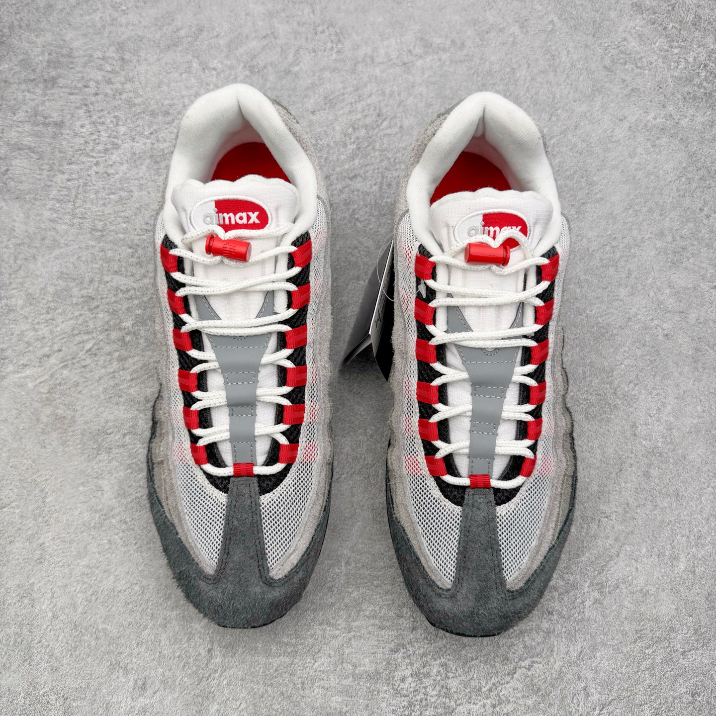 图片[2]-＃SF外贸特供 UNDEFEATED x NK Air Max 95 SP 上海限定 联名灰红 IB4523-003 亲自操刀耗时半年开发 重金购买全套印尼原厂纸板楦头开发 2025官方主推系列 致敬诞生30周年的传奇鞋型 Air Max 95 系列再度重磅复刻归来 以全新配色续写光辉历史 更以现代手法重塑经典 将复古风格与前沿科技完美融合 一比一鞋头弧度高度鞋身弧度 东莞原厂模具大底 一码一模 原厂高韧性Tpu 独家供应35.5 45.5 48.5 49.5 50.5 原厂特供同批次皮料与Zp零色差 原厂特供内外标均可过绿X扫描认证 独家原装Big Bubble气垫 气垫体积更大 提供更强的缓震性能和回弹性 进口玻璃冲刀皮料裁剪零毛边 电脑针车工艺 鞋面不留荧光细节 平台可冲 超高鞋面清洁度 最高QC检验标准 控制溢胶瑕疵 每一双都是工艺品 实拍调校N版已经零色差零失真 百分百还原实物色彩所见即所得 不存在货不对板色差等低级问题 选购参考实物拍摄 不混卖不参货 只用心做好货严格选品 承诺混一赔十 尺码：35.5 36 36.5 37.5 38 38.5 39 40 40.5 41 42 42.5 43 44 44.5 45 45.5 46 47.5 48.5 49.5 50.5-选品中心