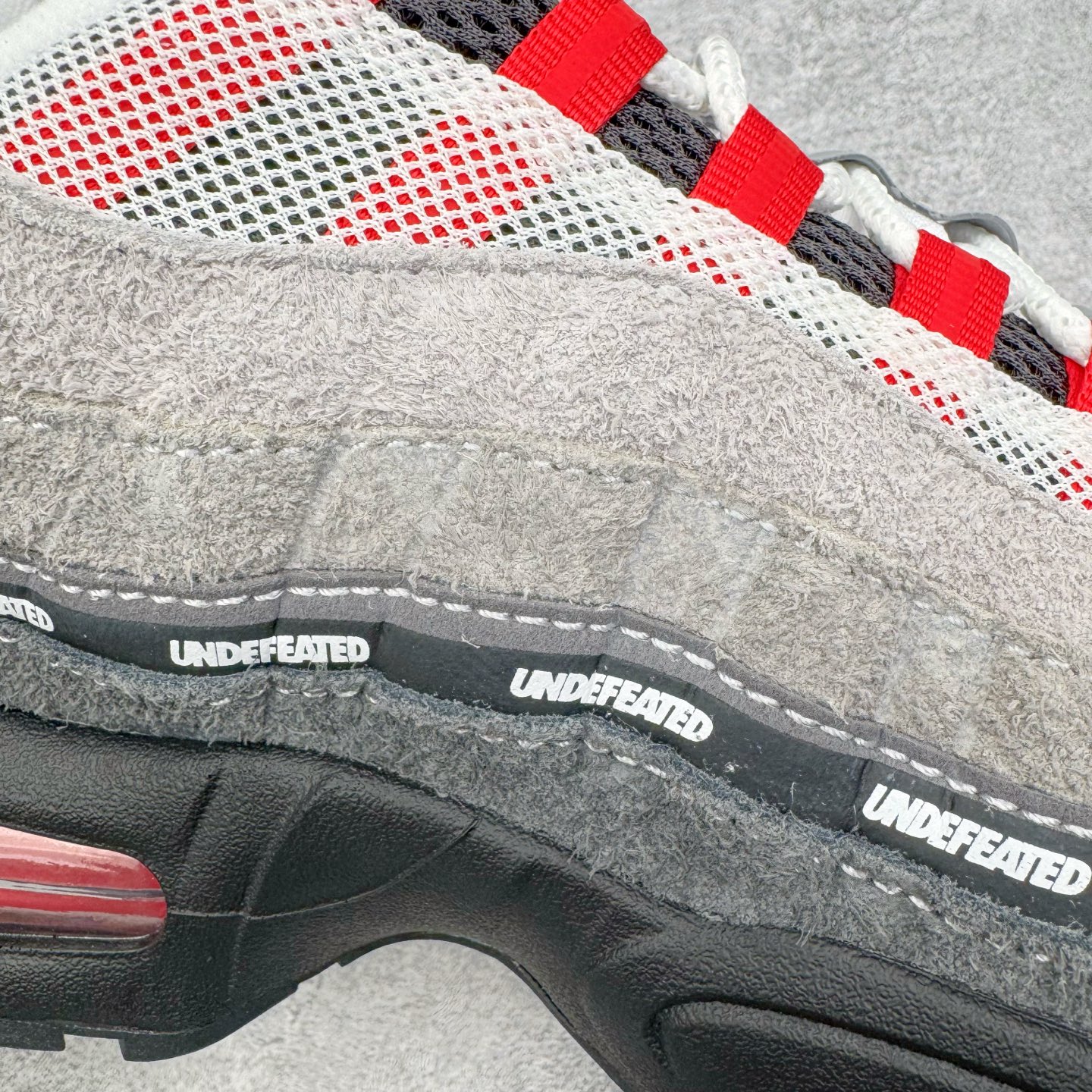 图片[19]-＃SF外贸特供 UNDEFEATED x NK Air Max 95 SP 上海限定 联名灰红 IB4523-003 亲自操刀耗时半年开发 重金购买全套印尼原厂纸板楦头开发 2025官方主推系列 致敬诞生30周年的传奇鞋型 Air Max 95 系列再度重磅复刻归来 以全新配色续写光辉历史 更以现代手法重塑经典 将复古风格与前沿科技完美融合 一比一鞋头弧度高度鞋身弧度 东莞原厂模具大底 一码一模 原厂高韧性Tpu 独家供应35.5 45.5 48.5 49.5 50.5 原厂特供同批次皮料与Zp零色差 原厂特供内外标均可过绿X扫描认证 独家原装Big Bubble气垫 气垫体积更大 提供更强的缓震性能和回弹性 进口玻璃冲刀皮料裁剪零毛边 电脑针车工艺 鞋面不留荧光细节 平台可冲 超高鞋面清洁度 最高QC检验标准 控制溢胶瑕疵 每一双都是工艺品 实拍调校N版已经零色差零失真 百分百还原实物色彩所见即所得 不存在货不对板色差等低级问题 选购参考实物拍摄 不混卖不参货 只用心做好货严格选品 承诺混一赔十 尺码：35.5 36 36.5 37.5 38 38.5 39 40 40.5 41 42 42.5 43 44 44.5 45 45.5 46 47.5 48.5 49.5 50.5-选品中心
