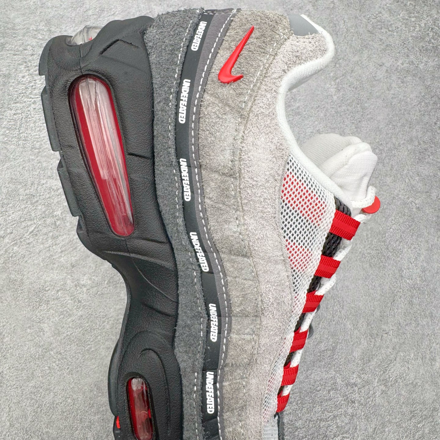 图片[6]-＃SF外贸特供 UNDEFEATED x NK Air Max 95 SP 上海限定 联名灰红 IB4523-003 亲自操刀耗时半年开发 重金购买全套印尼原厂纸板楦头开发 2025官方主推系列 致敬诞生30周年的传奇鞋型 Air Max 95 系列再度重磅复刻归来 以全新配色续写光辉历史 更以现代手法重塑经典 将复古风格与前沿科技完美融合 一比一鞋头弧度高度鞋身弧度 东莞原厂模具大底 一码一模 原厂高韧性Tpu 独家供应35.5 45.5 48.5 49.5 50.5 原厂特供同批次皮料与Zp零色差 原厂特供内外标均可过绿X扫描认证 独家原装Big Bubble气垫 气垫体积更大 提供更强的缓震性能和回弹性 进口玻璃冲刀皮料裁剪零毛边 电脑针车工艺 鞋面不留荧光细节 平台可冲 超高鞋面清洁度 最高QC检验标准 控制溢胶瑕疵 每一双都是工艺品 实拍调校N版已经零色差零失真 百分百还原实物色彩所见即所得 不存在货不对板色差等低级问题 选购参考实物拍摄 不混卖不参货 只用心做好货严格选品 承诺混一赔十 尺码：35.5 36 36.5 37.5 38 38.5 39 40 40.5 41 42 42.5 43 44 44.5 45 45.5 46 47.5 48.5 49.5 50.5-选品中心