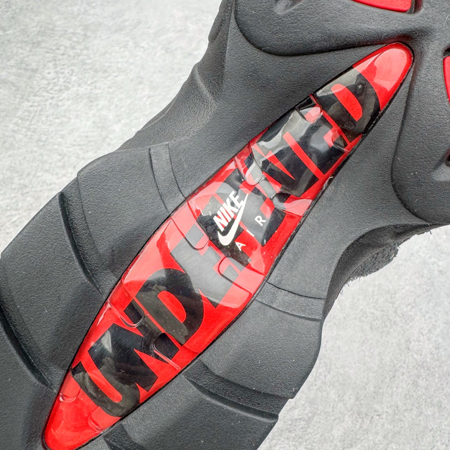 图片[22]-＃SF外贸特供 UNDEFEATED x NK Air Max 95 SP 上海限定 联名灰红 IB4523-003 亲自操刀耗时半年开发 重金购买全套印尼原厂纸板楦头开发 2025官方主推系列 致敬诞生30周年的传奇鞋型 Air Max 95 系列再度重磅复刻归来 以全新配色续写光辉历史 更以现代手法重塑经典 将复古风格与前沿科技完美融合 一比一鞋头弧度高度鞋身弧度 东莞原厂模具大底 一码一模 原厂高韧性Tpu 独家供应35.5 45.5 48.5 49.5 50.5 原厂特供同批次皮料与Zp零色差 原厂特供内外标均可过绿X扫描认证 独家原装Big Bubble气垫 气垫体积更大 提供更强的缓震性能和回弹性 进口玻璃冲刀皮料裁剪零毛边 电脑针车工艺 鞋面不留荧光细节 平台可冲 超高鞋面清洁度 最高QC检验标准 控制溢胶瑕疵 每一双都是工艺品 实拍调校N版已经零色差零失真 百分百还原实物色彩所见即所得 不存在货不对板色差等低级问题 选购参考实物拍摄 不混卖不参货 只用心做好货严格选品 承诺混一赔十 尺码：35.5 36 36.5 37.5 38 38.5 39 40 40.5 41 42 42.5 43 44 44.5 45 45.5 46 47.5 48.5 49.5 50.5-选品中心