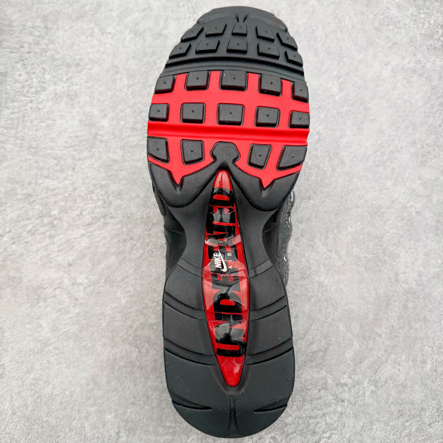图片[9]-＃SF外贸特供 UNDEFEATED x NK Air Max 95 SP 上海限定 联名灰红 IB4523-003 亲自操刀耗时半年开发 重金购买全套印尼原厂纸板楦头开发 2025官方主推系列 致敬诞生30周年的传奇鞋型 Air Max 95 系列再度重磅复刻归来 以全新配色续写光辉历史 更以现代手法重塑经典 将复古风格与前沿科技完美融合 一比一鞋头弧度高度鞋身弧度 东莞原厂模具大底 一码一模 原厂高韧性Tpu 独家供应35.5 45.5 48.5 49.5 50.5 原厂特供同批次皮料与Zp零色差 原厂特供内外标均可过绿X扫描认证 独家原装Big Bubble气垫 气垫体积更大 提供更强的缓震性能和回弹性 进口玻璃冲刀皮料裁剪零毛边 电脑针车工艺 鞋面不留荧光细节 平台可冲 超高鞋面清洁度 最高QC检验标准 控制溢胶瑕疵 每一双都是工艺品 实拍调校N版已经零色差零失真 百分百还原实物色彩所见即所得 不存在货不对板色差等低级问题 选购参考实物拍摄 不混卖不参货 只用心做好货严格选品 承诺混一赔十 尺码：35.5 36 36.5 37.5 38 38.5 39 40 40.5 41 42 42.5 43 44 44.5 45 45.5 46 47.5 48.5 49.5 50.5-选品中心