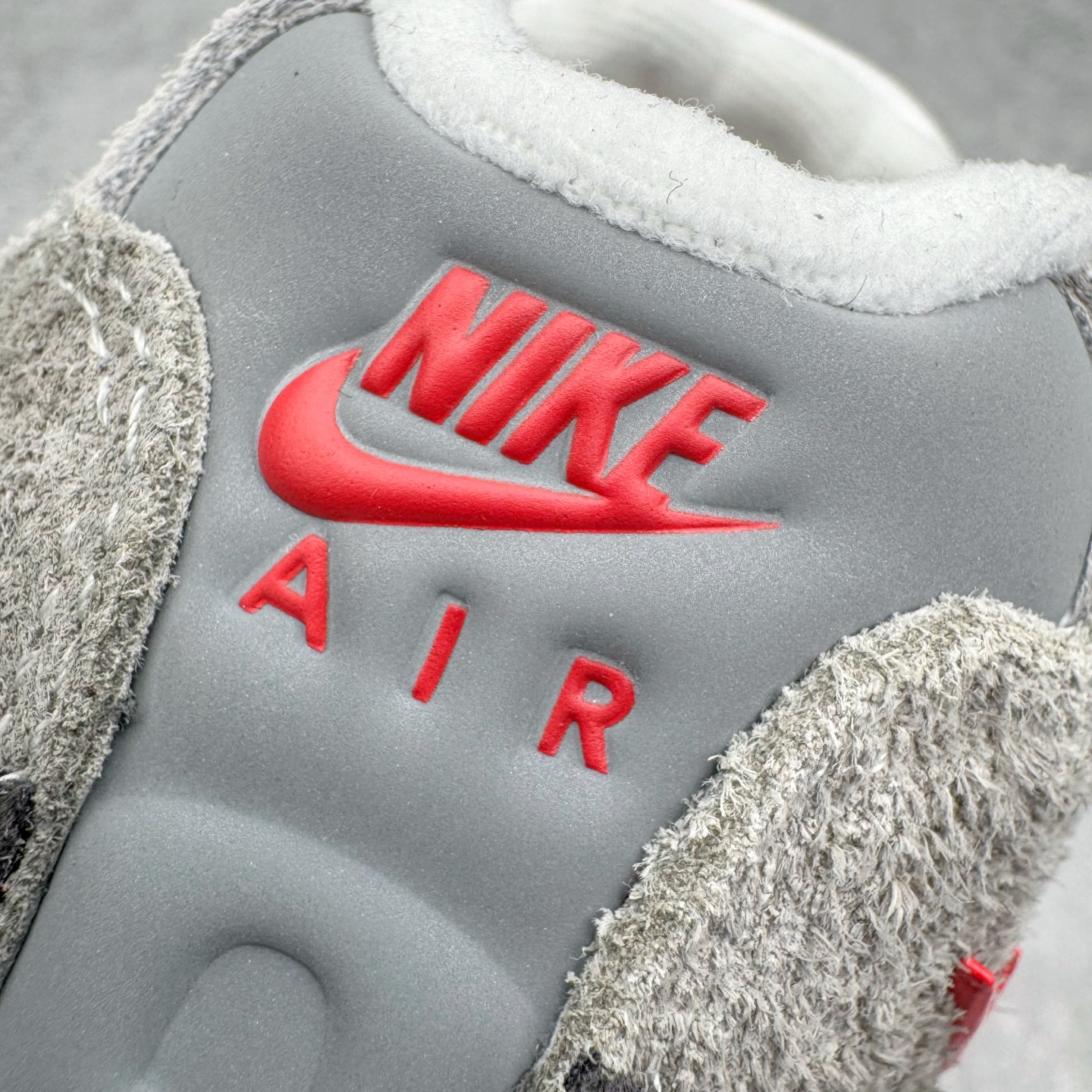 图片[17]-＃SF外贸特供 UNDEFEATED x NK Air Max 95 SP 上海限定 联名灰红 IB4523-003 亲自操刀耗时半年开发 重金购买全套印尼原厂纸板楦头开发 2025官方主推系列 致敬诞生30周年的传奇鞋型 Air Max 95 系列再度重磅复刻归来 以全新配色续写光辉历史 更以现代手法重塑经典 将复古风格与前沿科技完美融合 一比一鞋头弧度高度鞋身弧度 东莞原厂模具大底 一码一模 原厂高韧性Tpu 独家供应35.5 45.5 48.5 49.5 50.5 原厂特供同批次皮料与Zp零色差 原厂特供内外标均可过绿X扫描认证 独家原装Big Bubble气垫 气垫体积更大 提供更强的缓震性能和回弹性 进口玻璃冲刀皮料裁剪零毛边 电脑针车工艺 鞋面不留荧光细节 平台可冲 超高鞋面清洁度 最高QC检验标准 控制溢胶瑕疵 每一双都是工艺品 实拍调校N版已经零色差零失真 百分百还原实物色彩所见即所得 不存在货不对板色差等低级问题 选购参考实物拍摄 不混卖不参货 只用心做好货严格选品 承诺混一赔十 尺码：35.5 36 36.5 37.5 38 38.5 39 40 40.5 41 42 42.5 43 44 44.5 45 45.5 46 47.5 48.5 49.5 50.5-选品中心