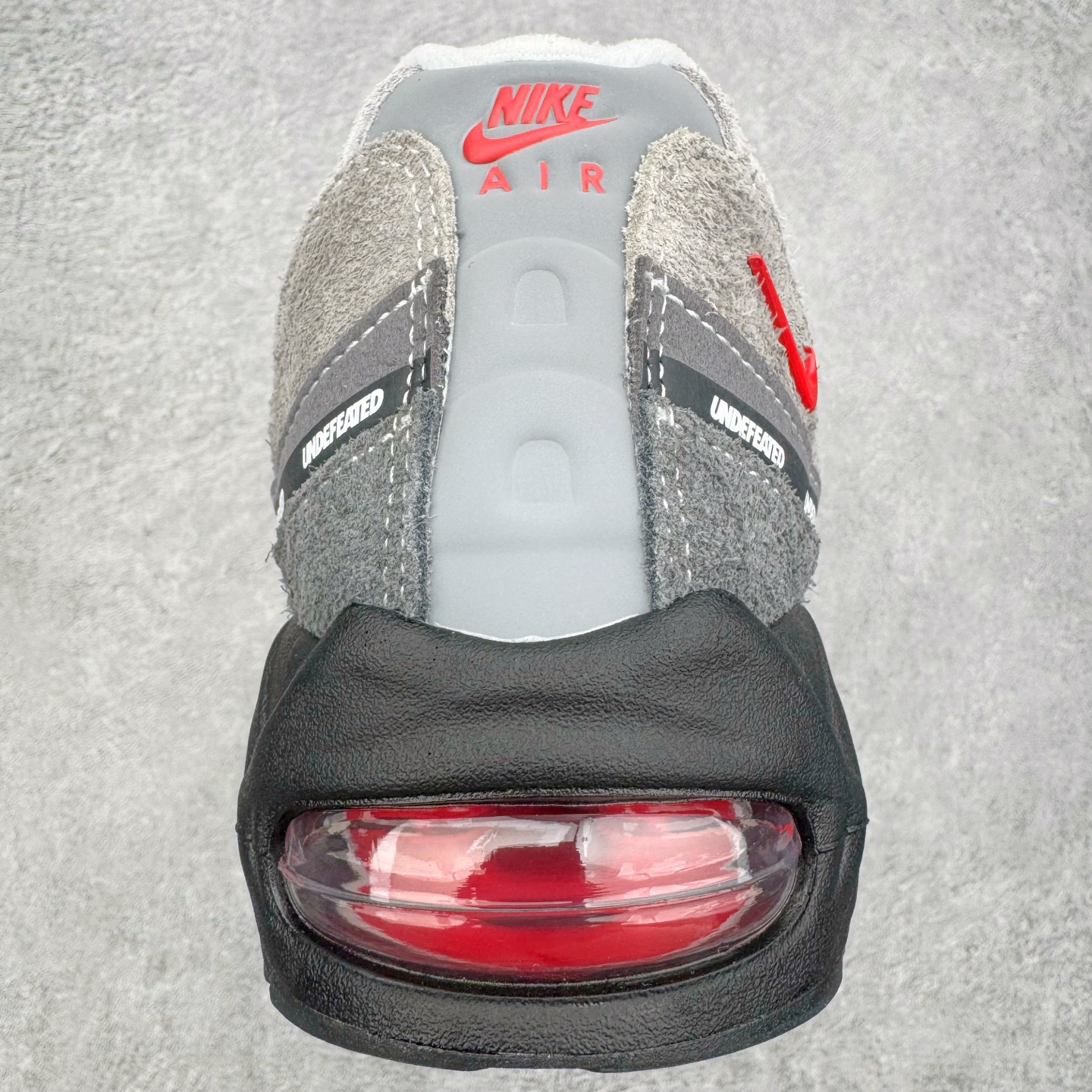 图片[8]-＃SF外贸特供 UNDEFEATED x NK Air Max 95 SP 上海限定 联名灰红 IB4523-003 亲自操刀耗时半年开发 重金购买全套印尼原厂纸板楦头开发 2025官方主推系列 致敬诞生30周年的传奇鞋型 Air Max 95 系列再度重磅复刻归来 以全新配色续写光辉历史 更以现代手法重塑经典 将复古风格与前沿科技完美融合 一比一鞋头弧度高度鞋身弧度 东莞原厂模具大底 一码一模 原厂高韧性Tpu 独家供应35.5 45.5 48.5 49.5 50.5 原厂特供同批次皮料与Zp零色差 原厂特供内外标均可过绿X扫描认证 独家原装Big Bubble气垫 气垫体积更大 提供更强的缓震性能和回弹性 进口玻璃冲刀皮料裁剪零毛边 电脑针车工艺 鞋面不留荧光细节 平台可冲 超高鞋面清洁度 最高QC检验标准 控制溢胶瑕疵 每一双都是工艺品 实拍调校N版已经零色差零失真 百分百还原实物色彩所见即所得 不存在货不对板色差等低级问题 选购参考实物拍摄 不混卖不参货 只用心做好货严格选品 承诺混一赔十 尺码：35.5 36 36.5 37.5 38 38.5 39 40 40.5 41 42 42.5 43 44 44.5 45 45.5 46 47.5 48.5 49.5 50.5-选品中心