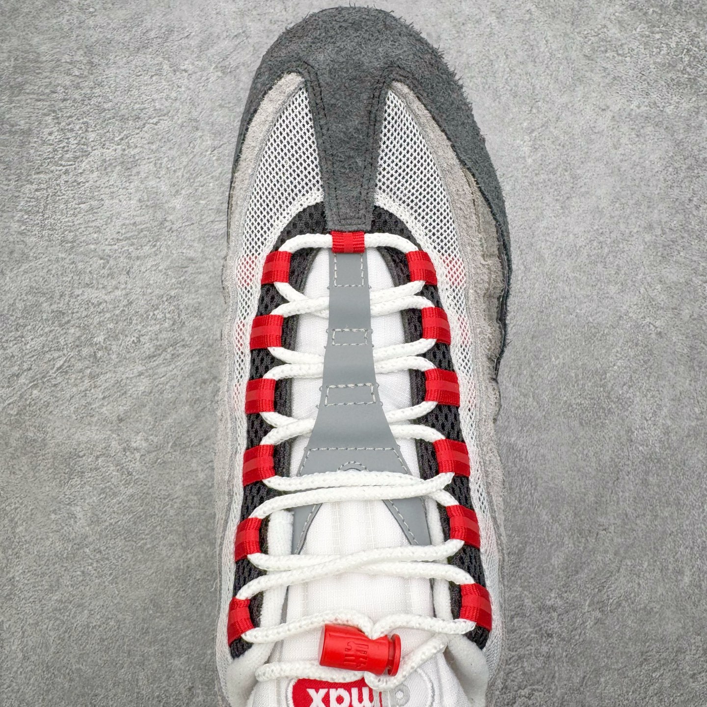 图片[4]-＃SF外贸特供 UNDEFEATED x NK Air Max 95 SP 上海限定 联名灰红 IB4523-003 亲自操刀耗时半年开发 重金购买全套印尼原厂纸板楦头开发 2025官方主推系列 致敬诞生30周年的传奇鞋型 Air Max 95 系列再度重磅复刻归来 以全新配色续写光辉历史 更以现代手法重塑经典 将复古风格与前沿科技完美融合 一比一鞋头弧度高度鞋身弧度 东莞原厂模具大底 一码一模 原厂高韧性Tpu 独家供应35.5 45.5 48.5 49.5 50.5 原厂特供同批次皮料与Zp零色差 原厂特供内外标均可过绿X扫描认证 独家原装Big Bubble气垫 气垫体积更大 提供更强的缓震性能和回弹性 进口玻璃冲刀皮料裁剪零毛边 电脑针车工艺 鞋面不留荧光细节 平台可冲 超高鞋面清洁度 最高QC检验标准 控制溢胶瑕疵 每一双都是工艺品 实拍调校N版已经零色差零失真 百分百还原实物色彩所见即所得 不存在货不对板色差等低级问题 选购参考实物拍摄 不混卖不参货 只用心做好货严格选品 承诺混一赔十 尺码：35.5 36 36.5 37.5 38 38.5 39 40 40.5 41 42 42.5 43 44 44.5 45 45.5 46 47.5 48.5 49.5 50.5-选品中心