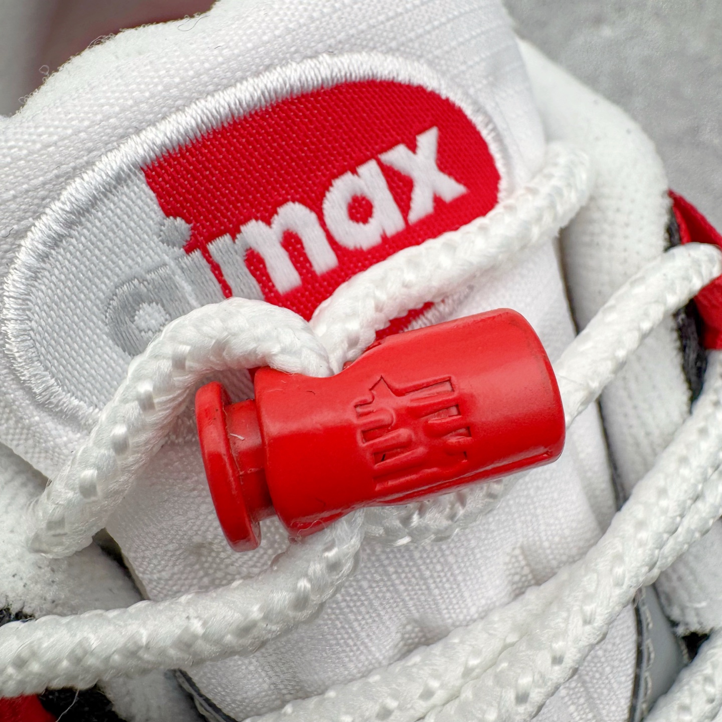 图片[10]-＃SF外贸特供 UNDEFEATED x NK Air Max 95 SP 上海限定 联名灰红 IB4523-003 亲自操刀耗时半年开发 重金购买全套印尼原厂纸板楦头开发 2025官方主推系列 致敬诞生30周年的传奇鞋型 Air Max 95 系列再度重磅复刻归来 以全新配色续写光辉历史 更以现代手法重塑经典 将复古风格与前沿科技完美融合 一比一鞋头弧度高度鞋身弧度 东莞原厂模具大底 一码一模 原厂高韧性Tpu 独家供应35.5 45.5 48.5 49.5 50.5 原厂特供同批次皮料与Zp零色差 原厂特供内外标均可过绿X扫描认证 独家原装Big Bubble气垫 气垫体积更大 提供更强的缓震性能和回弹性 进口玻璃冲刀皮料裁剪零毛边 电脑针车工艺 鞋面不留荧光细节 平台可冲 超高鞋面清洁度 最高QC检验标准 控制溢胶瑕疵 每一双都是工艺品 实拍调校N版已经零色差零失真 百分百还原实物色彩所见即所得 不存在货不对板色差等低级问题 选购参考实物拍摄 不混卖不参货 只用心做好货严格选品 承诺混一赔十 尺码：35.5 36 36.5 37.5 38 38.5 39 40 40.5 41 42 42.5 43 44 44.5 45 45.5 46 47.5 48.5 49.5 50.5-选品中心