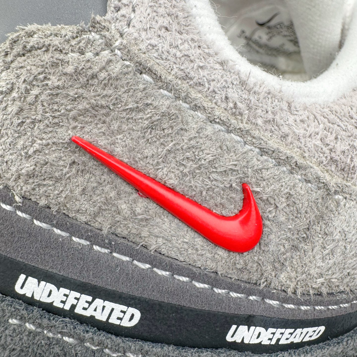 图片[18]-＃SF外贸特供 UNDEFEATED x NK Air Max 95 SP 上海限定 联名灰红 IB4523-003 亲自操刀耗时半年开发 重金购买全套印尼原厂纸板楦头开发 2025官方主推系列 致敬诞生30周年的传奇鞋型 Air Max 95 系列再度重磅复刻归来 以全新配色续写光辉历史 更以现代手法重塑经典 将复古风格与前沿科技完美融合 一比一鞋头弧度高度鞋身弧度 东莞原厂模具大底 一码一模 原厂高韧性Tpu 独家供应35.5 45.5 48.5 49.5 50.5 原厂特供同批次皮料与Zp零色差 原厂特供内外标均可过绿X扫描认证 独家原装Big Bubble气垫 气垫体积更大 提供更强的缓震性能和回弹性 进口玻璃冲刀皮料裁剪零毛边 电脑针车工艺 鞋面不留荧光细节 平台可冲 超高鞋面清洁度 最高QC检验标准 控制溢胶瑕疵 每一双都是工艺品 实拍调校N版已经零色差零失真 百分百还原实物色彩所见即所得 不存在货不对板色差等低级问题 选购参考实物拍摄 不混卖不参货 只用心做好货严格选品 承诺混一赔十 尺码：35.5 36 36.5 37.5 38 38.5 39 40 40.5 41 42 42.5 43 44 44.5 45 45.5 46 47.5 48.5 49.5 50.5-选品中心