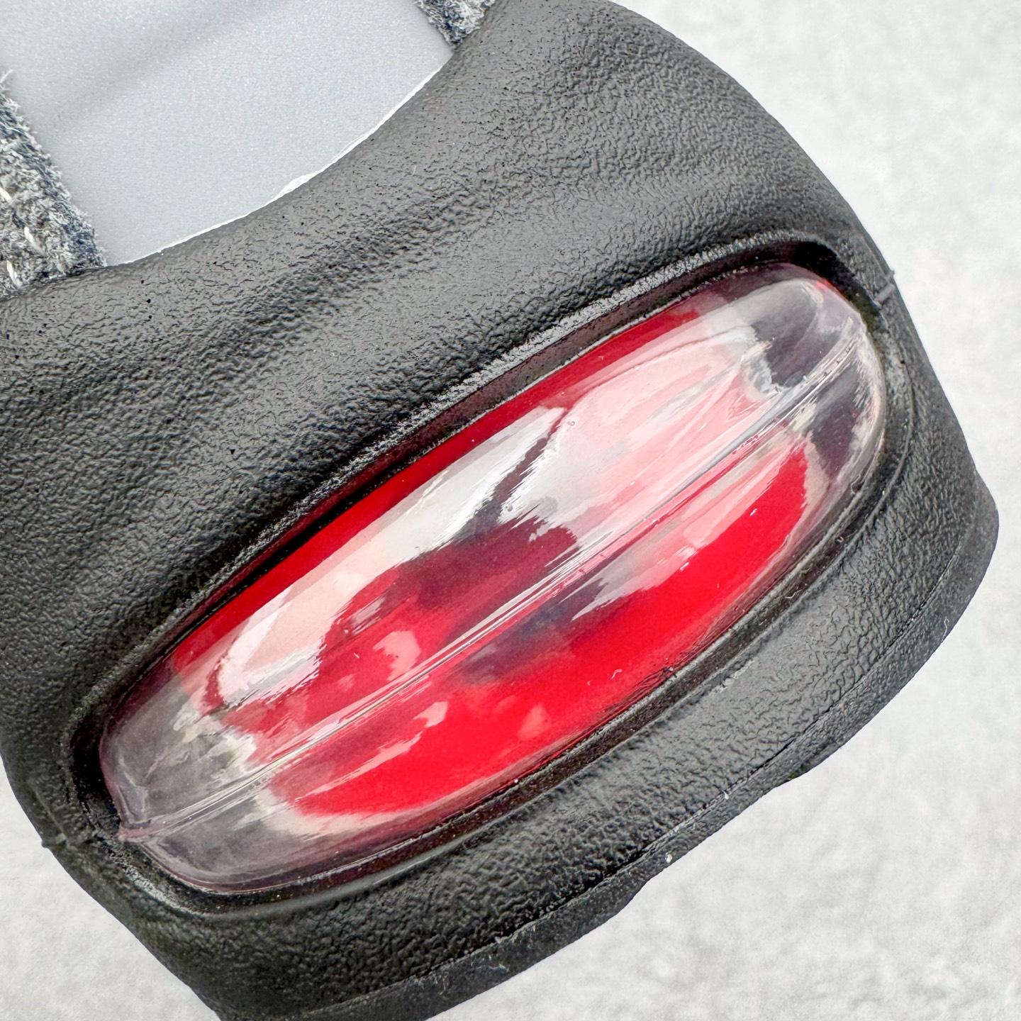 图片[16]-＃SF外贸特供 UNDEFEATED x NK Air Max 95 SP 上海限定 联名灰红 IB4523-003 亲自操刀耗时半年开发 重金购买全套印尼原厂纸板楦头开发 2025官方主推系列 致敬诞生30周年的传奇鞋型 Air Max 95 系列再度重磅复刻归来 以全新配色续写光辉历史 更以现代手法重塑经典 将复古风格与前沿科技完美融合 一比一鞋头弧度高度鞋身弧度 东莞原厂模具大底 一码一模 原厂高韧性Tpu 独家供应35.5 45.5 48.5 49.5 50.5 原厂特供同批次皮料与Zp零色差 原厂特供内外标均可过绿X扫描认证 独家原装Big Bubble气垫 气垫体积更大 提供更强的缓震性能和回弹性 进口玻璃冲刀皮料裁剪零毛边 电脑针车工艺 鞋面不留荧光细节 平台可冲 超高鞋面清洁度 最高QC检验标准 控制溢胶瑕疵 每一双都是工艺品 实拍调校N版已经零色差零失真 百分百还原实物色彩所见即所得 不存在货不对板色差等低级问题 选购参考实物拍摄 不混卖不参货 只用心做好货严格选品 承诺混一赔十 尺码：35.5 36 36.5 37.5 38 38.5 39 40 40.5 41 42 42.5 43 44 44.5 45 45.5 46 47.5 48.5 49.5 50.5-选品中心