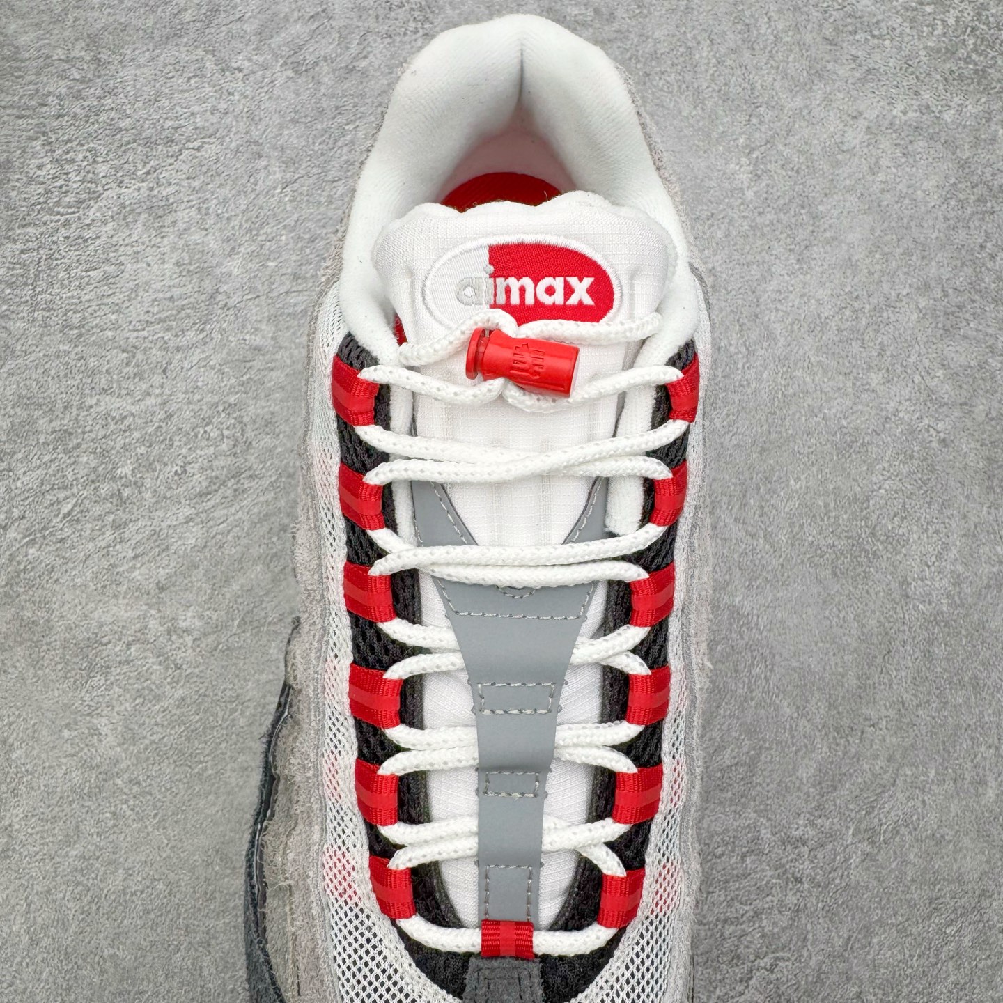 图片[5]-＃SF外贸特供 UNDEFEATED x NK Air Max 95 SP 上海限定 联名灰红 IB4523-003 亲自操刀耗时半年开发 重金购买全套印尼原厂纸板楦头开发 2025官方主推系列 致敬诞生30周年的传奇鞋型 Air Max 95 系列再度重磅复刻归来 以全新配色续写光辉历史 更以现代手法重塑经典 将复古风格与前沿科技完美融合 一比一鞋头弧度高度鞋身弧度 东莞原厂模具大底 一码一模 原厂高韧性Tpu 独家供应35.5 45.5 48.5 49.5 50.5 原厂特供同批次皮料与Zp零色差 原厂特供内外标均可过绿X扫描认证 独家原装Big Bubble气垫 气垫体积更大 提供更强的缓震性能和回弹性 进口玻璃冲刀皮料裁剪零毛边 电脑针车工艺 鞋面不留荧光细节 平台可冲 超高鞋面清洁度 最高QC检验标准 控制溢胶瑕疵 每一双都是工艺品 实拍调校N版已经零色差零失真 百分百还原实物色彩所见即所得 不存在货不对板色差等低级问题 选购参考实物拍摄 不混卖不参货 只用心做好货严格选品 承诺混一赔十 尺码：35.5 36 36.5 37.5 38 38.5 39 40 40.5 41 42 42.5 43 44 44.5 45 45.5 46 47.5 48.5 49.5 50.5-选品中心