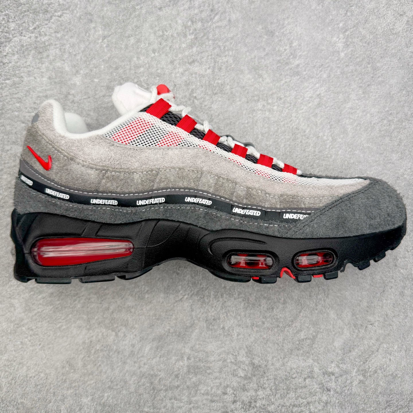 ＃SF外贸特供 UNDEFEATED x NK Air Max 95 SP 上海限定 联名灰红 IB4523-003 亲自操刀耗时半年开发 重金购买全套印尼原厂纸板楦头开发 2025官方主推系列 致敬诞生30周年的传奇鞋型 Air Max 95 系列再度重磅复刻归来 以全新配色续写光辉历史 更以现代手法重塑经典 将复古风格与前沿科技完美融合 一比一鞋头弧度高度鞋身弧度 东莞原厂模具大底 一码一模 原厂高韧性Tpu 独家供应35.5 45.5 48.5 49.5 50.5 原厂特供同批次皮料与Zp零色差 原厂特供内外标均可过绿X扫描认证 独家原装Big Bubble气垫 气垫体积更大 提供更强的缓震性能和回弹性 进口玻璃冲刀皮料裁剪零毛边 电脑针车工艺 鞋面不留荧光细节 平台可冲 超高鞋面清洁度 最高QC检验标准 控制溢胶瑕疵 每一双都是工艺品 实拍调校N版已经零色差零失真 百分百还原实物色彩所见即所得 不存在货不对板色差等低级问题 选购参考实物拍摄 不混卖不参货 只用心做好货严格选品 承诺混一赔十 尺码：35.5 36 36.5 37.5 38 38.5 39 40 40.5 41 42 42.5 43 44 44.5 45 45.5 46 47.5 48.5 49.5 50.5-选品中心