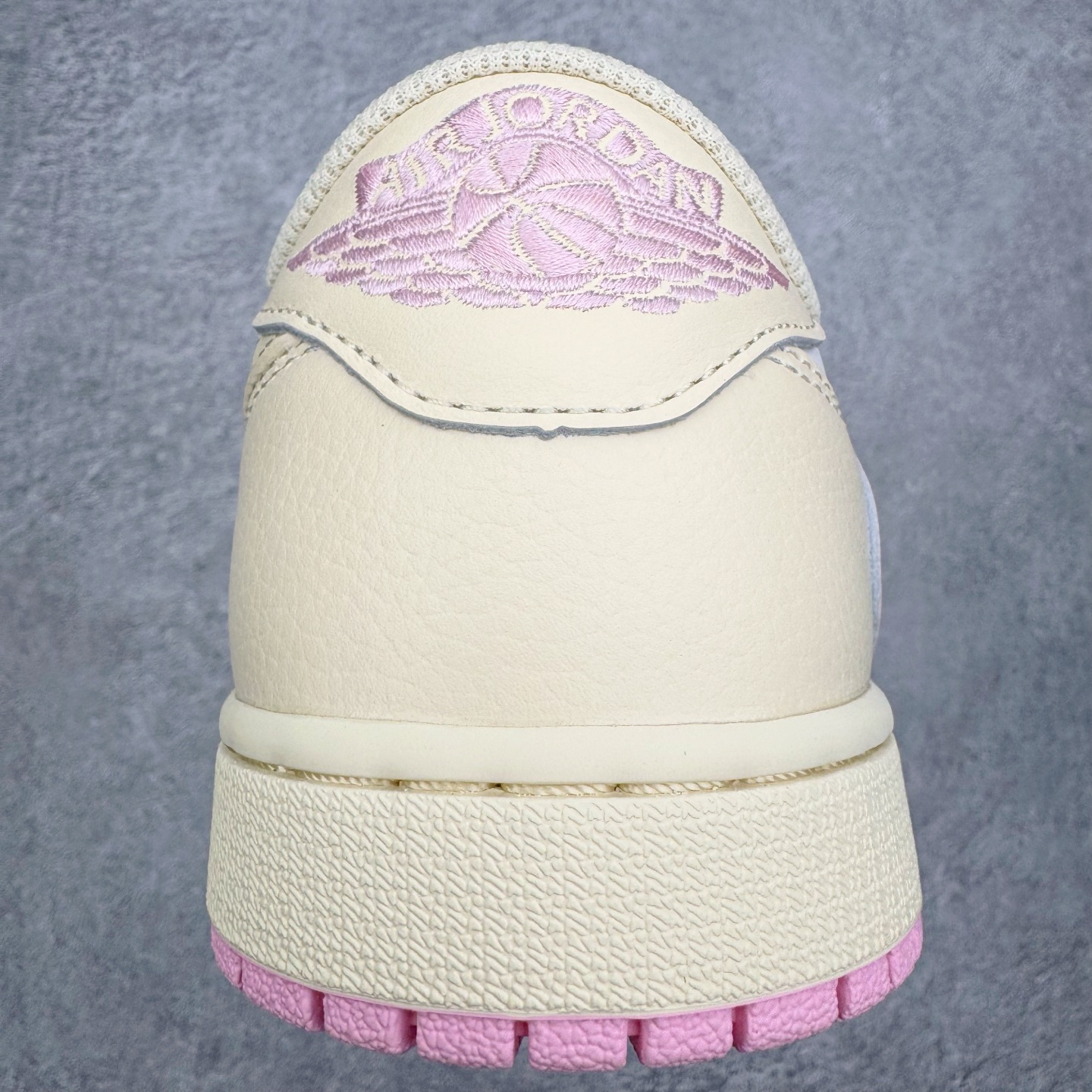 图片[8]-＃PK纯原 Travis Scott x Air Jordan AJ1 Low OG SP TS联名倒钩低帮 米黄粉 IQ7604-100 圈内最强倒钩系列 高端零售特供批次 产品品控稳定性领先行业 各方面均可对飙L版 良心定价不杀猪 SZ原厂全套原楦原纸板冲刀磨具开发 原厂皮料加持 原厂港宝加持定型后跟R度完美 同源原厂电绣 鬼脸飞翼针数密度立体效果一致 百分百一致原鞋 原厂拉帮工艺 针距密度一致 后跟弧度收口自然不对折 极致一眼正品既视感 进口玻璃冲刀皮料裁剪零毛边 全鞋电脑针车工艺 品控清洁度最高QC检验标准 免检产品 原厂订购鞋盒、鞋标、防尘纸、鞋撑、鞋带 追求极致的原厂味道 尺码：36 36.5 37.5 38 38.5 39 40 40.5 41 42 42.5 43 44 44.5 45 46 47.5-选品中心