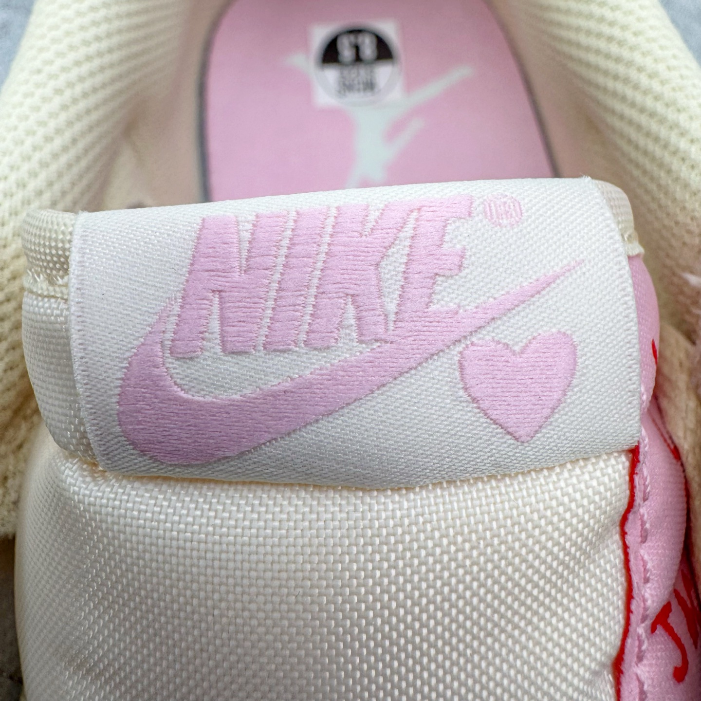 图片[18]-＃PK纯原 Travis Scott x Air Jordan AJ1 Low OG SP TS联名倒钩低帮 米黄粉 IQ7604-100 圈内最强倒钩系列 高端零售特供批次 产品品控稳定性领先行业 各方面均可对飙L版 良心定价不杀猪 SZ原厂全套原楦原纸板冲刀磨具开发 原厂皮料加持 原厂港宝加持定型后跟R度完美 同源原厂电绣 鬼脸飞翼针数密度立体效果一致 百分百一致原鞋 原厂拉帮工艺 针距密度一致 后跟弧度收口自然不对折 极致一眼正品既视感 进口玻璃冲刀皮料裁剪零毛边 全鞋电脑针车工艺 品控清洁度最高QC检验标准 免检产品 原厂订购鞋盒、鞋标、防尘纸、鞋撑、鞋带 追求极致的原厂味道 尺码：36 36.5 37.5 38 38.5 39 40 40.5 41 42 42.5 43 44 44.5 45 46 47.5-选品中心