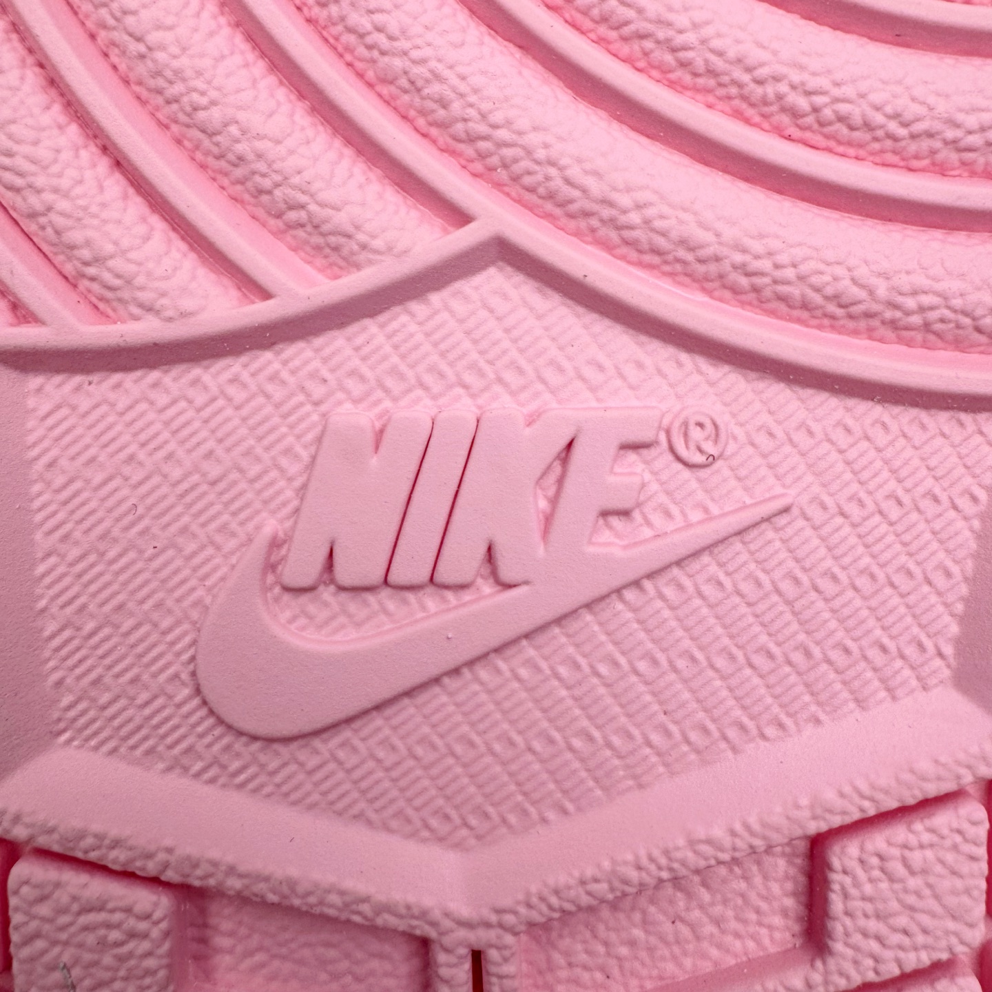 图片[11]-＃PK纯原 Travis Scott x Air Jordan AJ1 Low OG SP TS联名倒钩低帮 米黄粉 IQ7604-100 圈内最强倒钩系列 高端零售特供批次 产品品控稳定性领先行业 各方面均可对飙L版 良心定价不杀猪 SZ原厂全套原楦原纸板冲刀磨具开发 原厂皮料加持 原厂港宝加持定型后跟R度完美 同源原厂电绣 鬼脸飞翼针数密度立体效果一致 百分百一致原鞋 原厂拉帮工艺 针距密度一致 后跟弧度收口自然不对折 极致一眼正品既视感 进口玻璃冲刀皮料裁剪零毛边 全鞋电脑针车工艺 品控清洁度最高QC检验标准 免检产品 原厂订购鞋盒、鞋标、防尘纸、鞋撑、鞋带 追求极致的原厂味道 尺码：36 36.5 37.5 38 38.5 39 40 40.5 41 42 42.5 43 44 44.5 45 46 47.5-选品中心