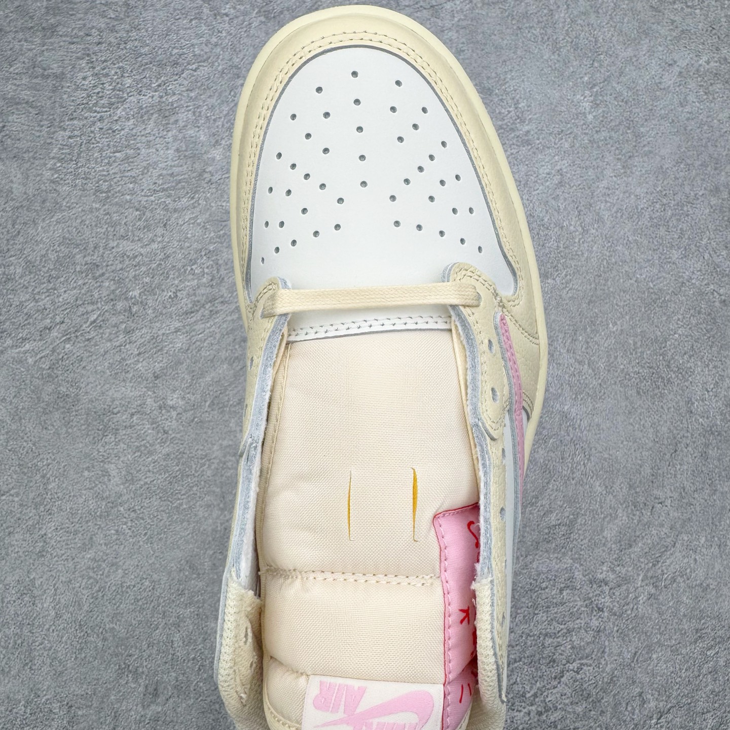 图片[4]-＃PK纯原 Travis Scott x Air Jordan AJ1 Low OG SP TS联名倒钩低帮 米黄粉 IQ7604-100 圈内最强倒钩系列 高端零售特供批次 产品品控稳定性领先行业 各方面均可对飙L版 良心定价不杀猪 SZ原厂全套原楦原纸板冲刀磨具开发 原厂皮料加持 原厂港宝加持定型后跟R度完美 同源原厂电绣 鬼脸飞翼针数密度立体效果一致 百分百一致原鞋 原厂拉帮工艺 针距密度一致 后跟弧度收口自然不对折 极致一眼正品既视感 进口玻璃冲刀皮料裁剪零毛边 全鞋电脑针车工艺 品控清洁度最高QC检验标准 免检产品 原厂订购鞋盒、鞋标、防尘纸、鞋撑、鞋带 追求极致的原厂味道 尺码：36 36.5 37.5 38 38.5 39 40 40.5 41 42 42.5 43 44 44.5 45 46 47.5-选品中心