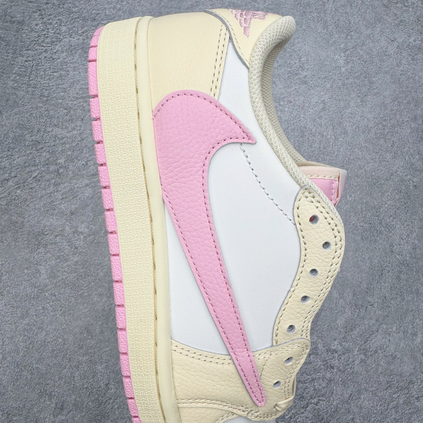 图片[6]-＃PK纯原 Travis Scott x Air Jordan AJ1 Low OG SP TS联名倒钩低帮 米黄粉 IQ7604-100 圈内最强倒钩系列 高端零售特供批次 产品品控稳定性领先行业 各方面均可对飙L版 良心定价不杀猪 SZ原厂全套原楦原纸板冲刀磨具开发 原厂皮料加持 原厂港宝加持定型后跟R度完美 同源原厂电绣 鬼脸飞翼针数密度立体效果一致 百分百一致原鞋 原厂拉帮工艺 针距密度一致 后跟弧度收口自然不对折 极致一眼正品既视感 进口玻璃冲刀皮料裁剪零毛边 全鞋电脑针车工艺 品控清洁度最高QC检验标准 免检产品 原厂订购鞋盒、鞋标、防尘纸、鞋撑、鞋带 追求极致的原厂味道 尺码：36 36.5 37.5 38 38.5 39 40 40.5 41 42 42.5 43 44 44.5 45 46 47.5-选品中心