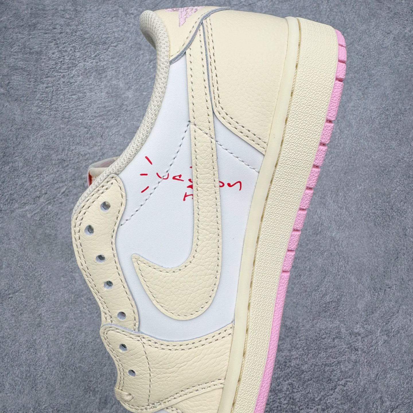 图片[7]-＃PK纯原 Travis Scott x Air Jordan AJ1 Low OG SP TS联名倒钩低帮 米黄粉 IQ7604-100 圈内最强倒钩系列 高端零售特供批次 产品品控稳定性领先行业 各方面均可对飙L版 良心定价不杀猪 SZ原厂全套原楦原纸板冲刀磨具开发 原厂皮料加持 原厂港宝加持定型后跟R度完美 同源原厂电绣 鬼脸飞翼针数密度立体效果一致 百分百一致原鞋 原厂拉帮工艺 针距密度一致 后跟弧度收口自然不对折 极致一眼正品既视感 进口玻璃冲刀皮料裁剪零毛边 全鞋电脑针车工艺 品控清洁度最高QC检验标准 免检产品 原厂订购鞋盒、鞋标、防尘纸、鞋撑、鞋带 追求极致的原厂味道 尺码：36 36.5 37.5 38 38.5 39 40 40.5 41 42 42.5 43 44 44.5 45 46 47.5-选品中心
