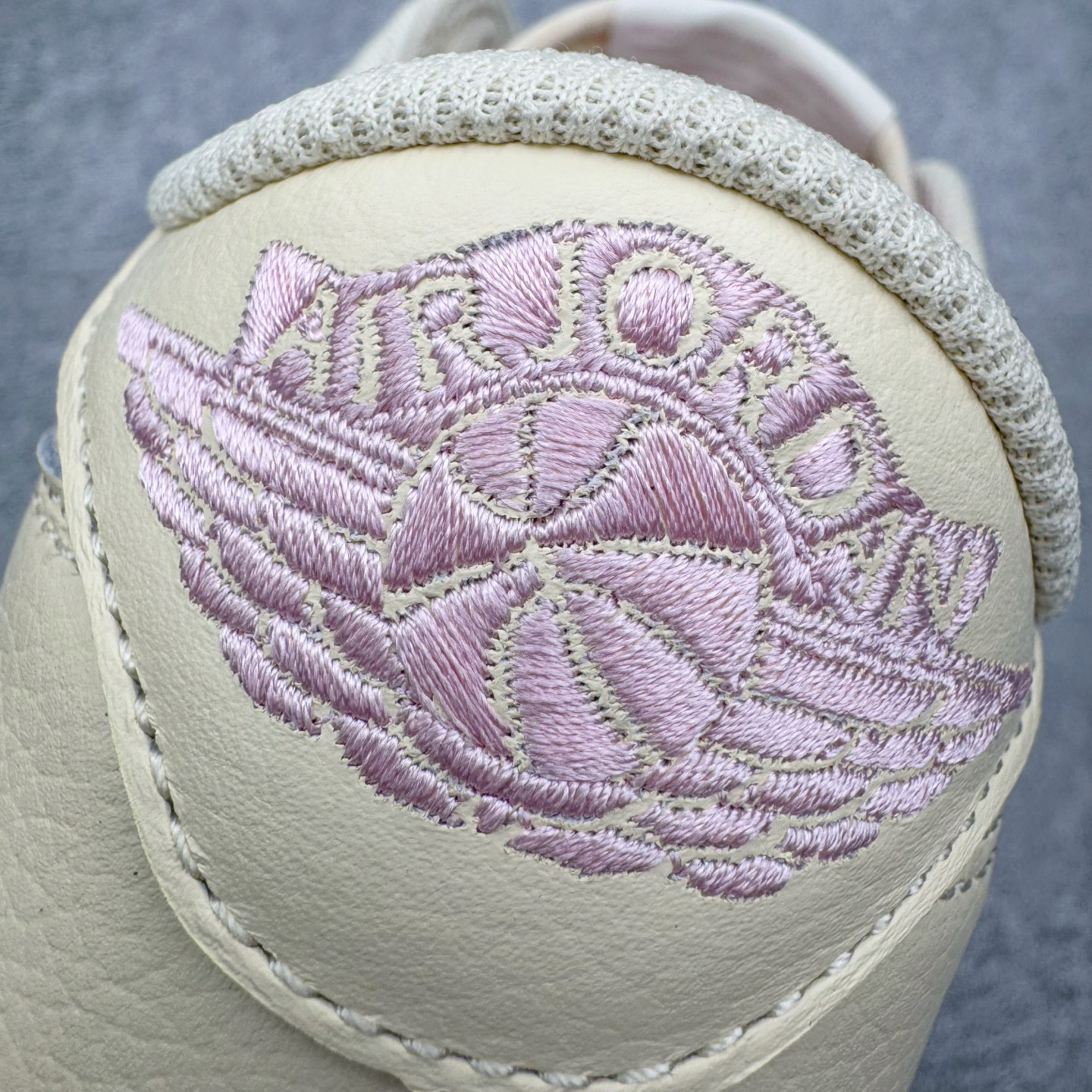 图片[14]-＃PK纯原 Travis Scott x Air Jordan AJ1 Low OG SP TS联名倒钩低帮 米黄粉 IQ7604-100 圈内最强倒钩系列 高端零售特供批次 产品品控稳定性领先行业 各方面均可对飙L版 良心定价不杀猪 SZ原厂全套原楦原纸板冲刀磨具开发 原厂皮料加持 原厂港宝加持定型后跟R度完美 同源原厂电绣 鬼脸飞翼针数密度立体效果一致 百分百一致原鞋 原厂拉帮工艺 针距密度一致 后跟弧度收口自然不对折 极致一眼正品既视感 进口玻璃冲刀皮料裁剪零毛边 全鞋电脑针车工艺 品控清洁度最高QC检验标准 免检产品 原厂订购鞋盒、鞋标、防尘纸、鞋撑、鞋带 追求极致的原厂味道 尺码：36 36.5 37.5 38 38.5 39 40 40.5 41 42 42.5 43 44 44.5 45 46 47.5-选品中心