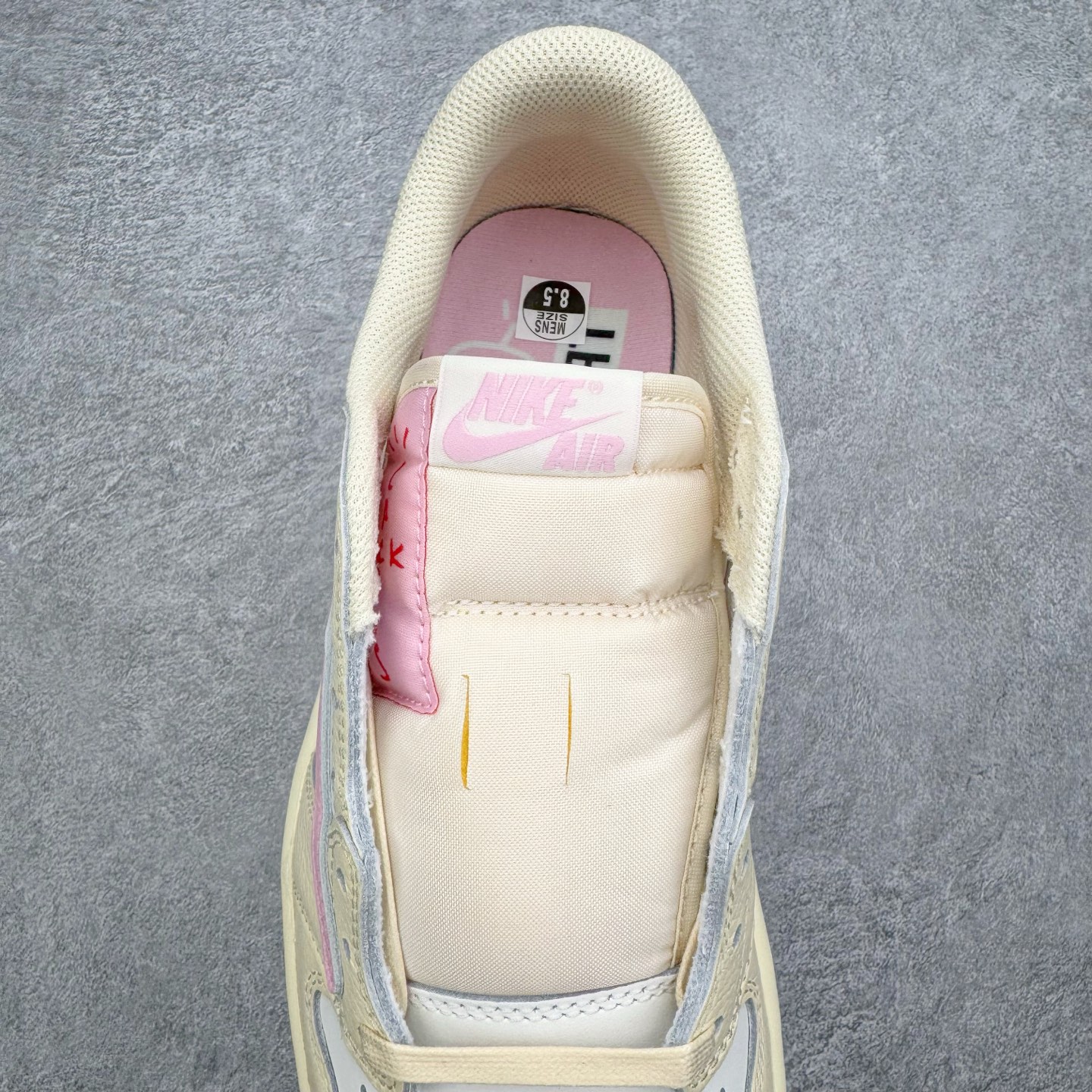 图片[5]-＃PK纯原 Travis Scott x Air Jordan AJ1 Low OG SP TS联名倒钩低帮 米黄粉 IQ7604-100 圈内最强倒钩系列 高端零售特供批次 产品品控稳定性领先行业 各方面均可对飙L版 良心定价不杀猪 SZ原厂全套原楦原纸板冲刀磨具开发 原厂皮料加持 原厂港宝加持定型后跟R度完美 同源原厂电绣 鬼脸飞翼针数密度立体效果一致 百分百一致原鞋 原厂拉帮工艺 针距密度一致 后跟弧度收口自然不对折 极致一眼正品既视感 进口玻璃冲刀皮料裁剪零毛边 全鞋电脑针车工艺 品控清洁度最高QC检验标准 免检产品 原厂订购鞋盒、鞋标、防尘纸、鞋撑、鞋带 追求极致的原厂味道 尺码：36 36.5 37.5 38 38.5 39 40 40.5 41 42 42.5 43 44 44.5 45 46 47.5-选品中心