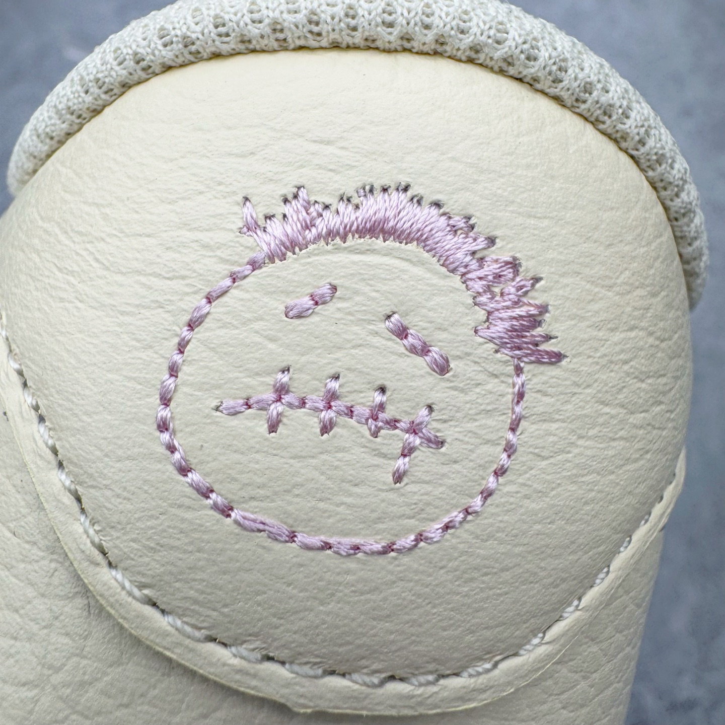 图片[16]-＃PK纯原 Travis Scott x Air Jordan AJ1 Low OG SP TS联名倒钩低帮 米黄粉 IQ7604-100 圈内最强倒钩系列 高端零售特供批次 产品品控稳定性领先行业 各方面均可对飙L版 良心定价不杀猪 SZ原厂全套原楦原纸板冲刀磨具开发 原厂皮料加持 原厂港宝加持定型后跟R度完美 同源原厂电绣 鬼脸飞翼针数密度立体效果一致 百分百一致原鞋 原厂拉帮工艺 针距密度一致 后跟弧度收口自然不对折 极致一眼正品既视感 进口玻璃冲刀皮料裁剪零毛边 全鞋电脑针车工艺 品控清洁度最高QC检验标准 免检产品 原厂订购鞋盒、鞋标、防尘纸、鞋撑、鞋带 追求极致的原厂味道 尺码：36 36.5 37.5 38 38.5 39 40 40.5 41 42 42.5 43 44 44.5 45 46 47.5-选品中心