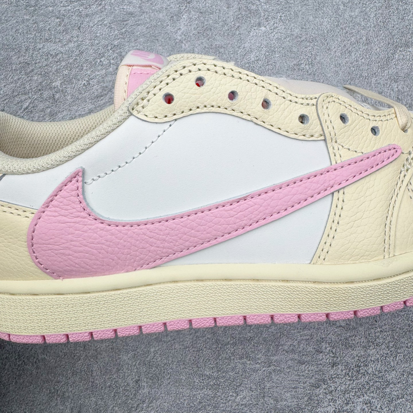 图片[13]-＃PK纯原 Travis Scott x Air Jordan AJ1 Low OG SP TS联名倒钩低帮 米黄粉 IQ7604-100 圈内最强倒钩系列 高端零售特供批次 产品品控稳定性领先行业 各方面均可对飙L版 良心定价不杀猪 SZ原厂全套原楦原纸板冲刀磨具开发 原厂皮料加持 原厂港宝加持定型后跟R度完美 同源原厂电绣 鬼脸飞翼针数密度立体效果一致 百分百一致原鞋 原厂拉帮工艺 针距密度一致 后跟弧度收口自然不对折 极致一眼正品既视感 进口玻璃冲刀皮料裁剪零毛边 全鞋电脑针车工艺 品控清洁度最高QC检验标准 免检产品 原厂订购鞋盒、鞋标、防尘纸、鞋撑、鞋带 追求极致的原厂味道 尺码：36 36.5 37.5 38 38.5 39 40 40.5 41 42 42.5 43 44 44.5 45 46 47.5-选品中心