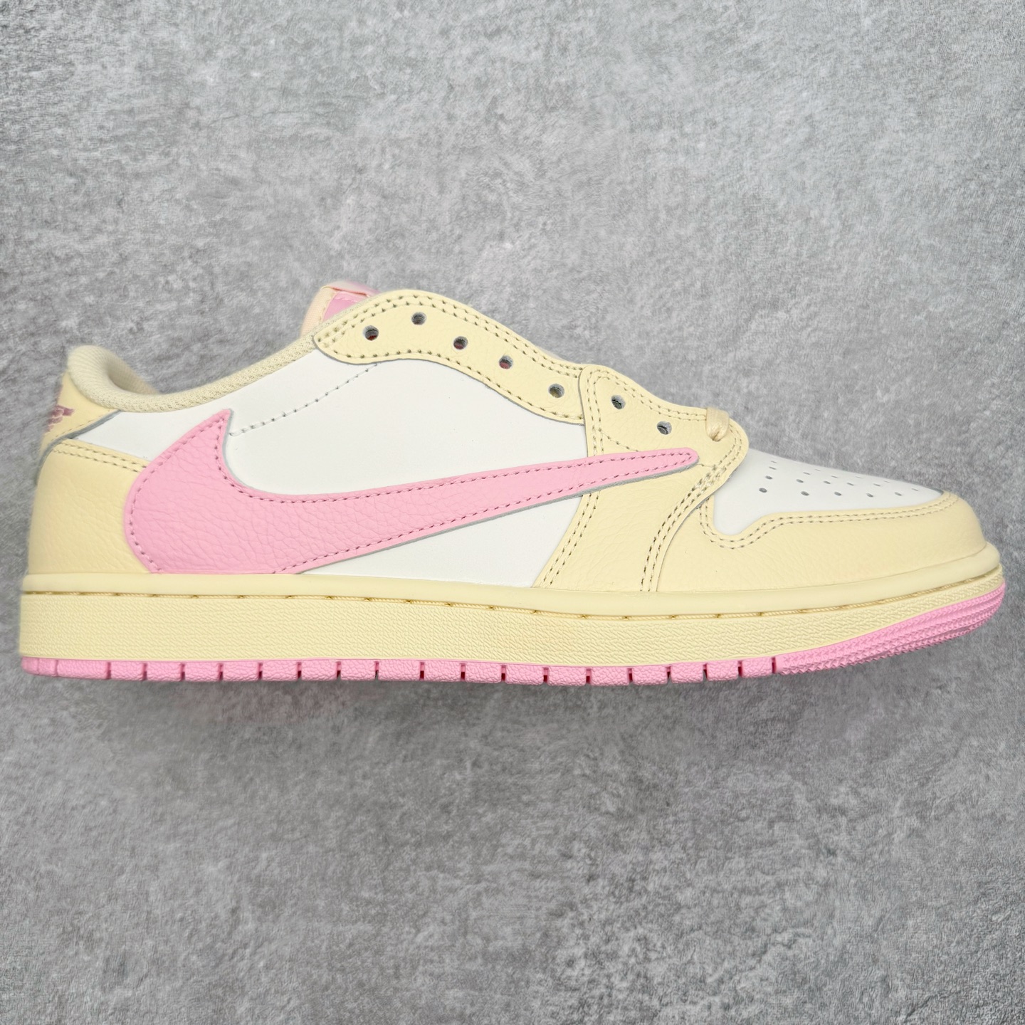 ＃PK纯原 Travis Scott x Air Jordan AJ1 Low OG SP TS联名倒钩低帮 米黄粉 IQ7604-100 圈内最强倒钩系列 高端零售特供批次 产品品控稳定性领先行业 各方面均可对飙L版 良心定价不杀猪 SZ原厂全套原楦原纸板冲刀磨具开发 原厂皮料加持 原厂港宝加持定型后跟R度完美 同源原厂电绣 鬼脸飞翼针数密度立体效果一致 百分百一致原鞋 原厂拉帮工艺 针距密度一致 后跟弧度收口自然不对折 极致一眼正品既视感 进口玻璃冲刀皮料裁剪零毛边 全鞋电脑针车工艺 品控清洁度最高QC检验标准 免检产品 原厂订购鞋盒、鞋标、防尘纸、鞋撑、鞋带 追求极致的原厂味道 尺码：36 36.5 37.5 38 38.5 39 40 40.5 41 42 42.5 43 44 44.5 45 46 47.5-选品中心