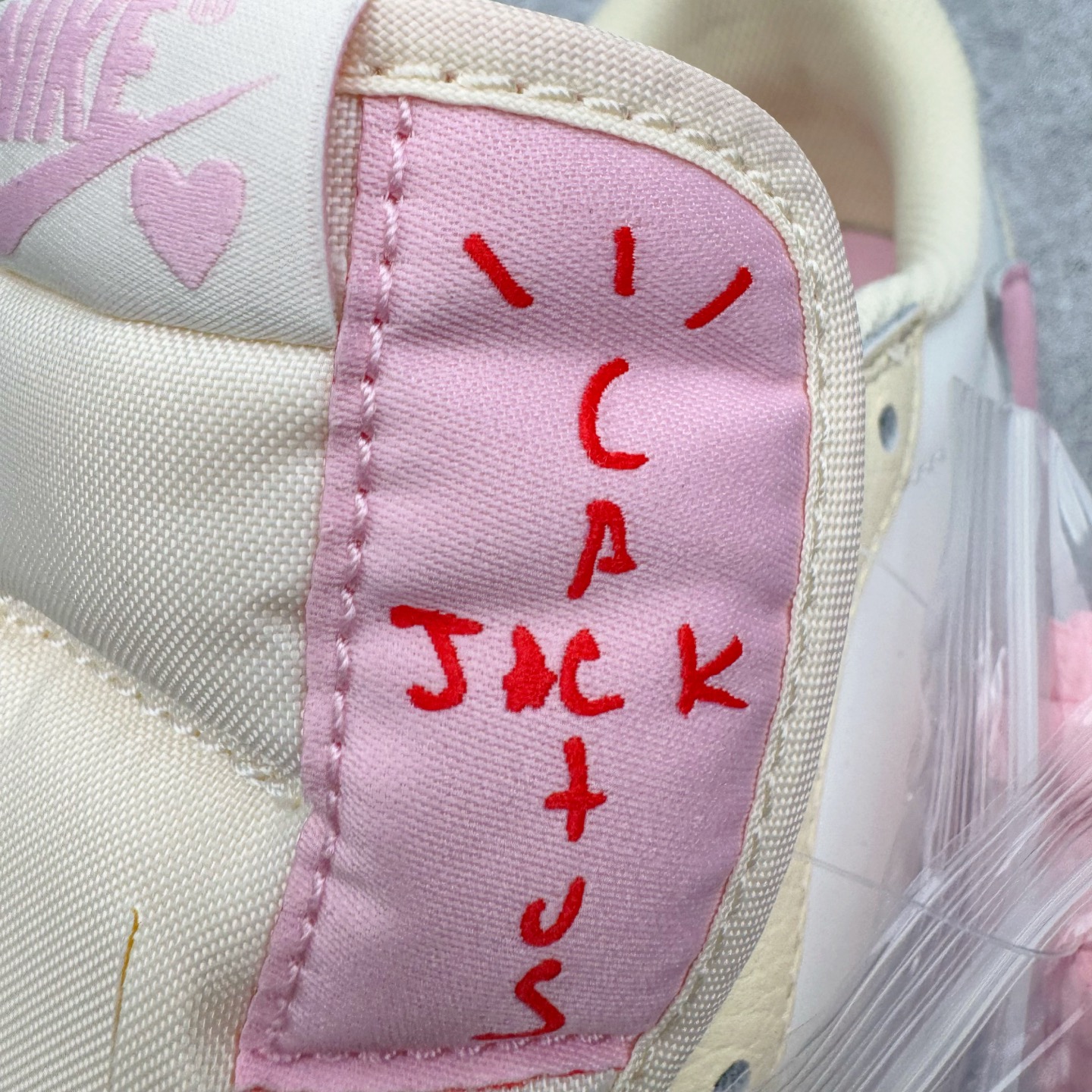 图片[19]-＃PK纯原 Travis Scott x Air Jordan AJ1 Low OG SP TS联名倒钩低帮 米黄粉 IQ7604-100 圈内最强倒钩系列 高端零售特供批次 产品品控稳定性领先行业 各方面均可对飙L版 良心定价不杀猪 SZ原厂全套原楦原纸板冲刀磨具开发 原厂皮料加持 原厂港宝加持定型后跟R度完美 同源原厂电绣 鬼脸飞翼针数密度立体效果一致 百分百一致原鞋 原厂拉帮工艺 针距密度一致 后跟弧度收口自然不对折 极致一眼正品既视感 进口玻璃冲刀皮料裁剪零毛边 全鞋电脑针车工艺 品控清洁度最高QC检验标准 免检产品 原厂订购鞋盒、鞋标、防尘纸、鞋撑、鞋带 追求极致的原厂味道 尺码：36 36.5 37.5 38 38.5 39 40 40.5 41 42 42.5 43 44 44.5 45 46 47.5-选品中心