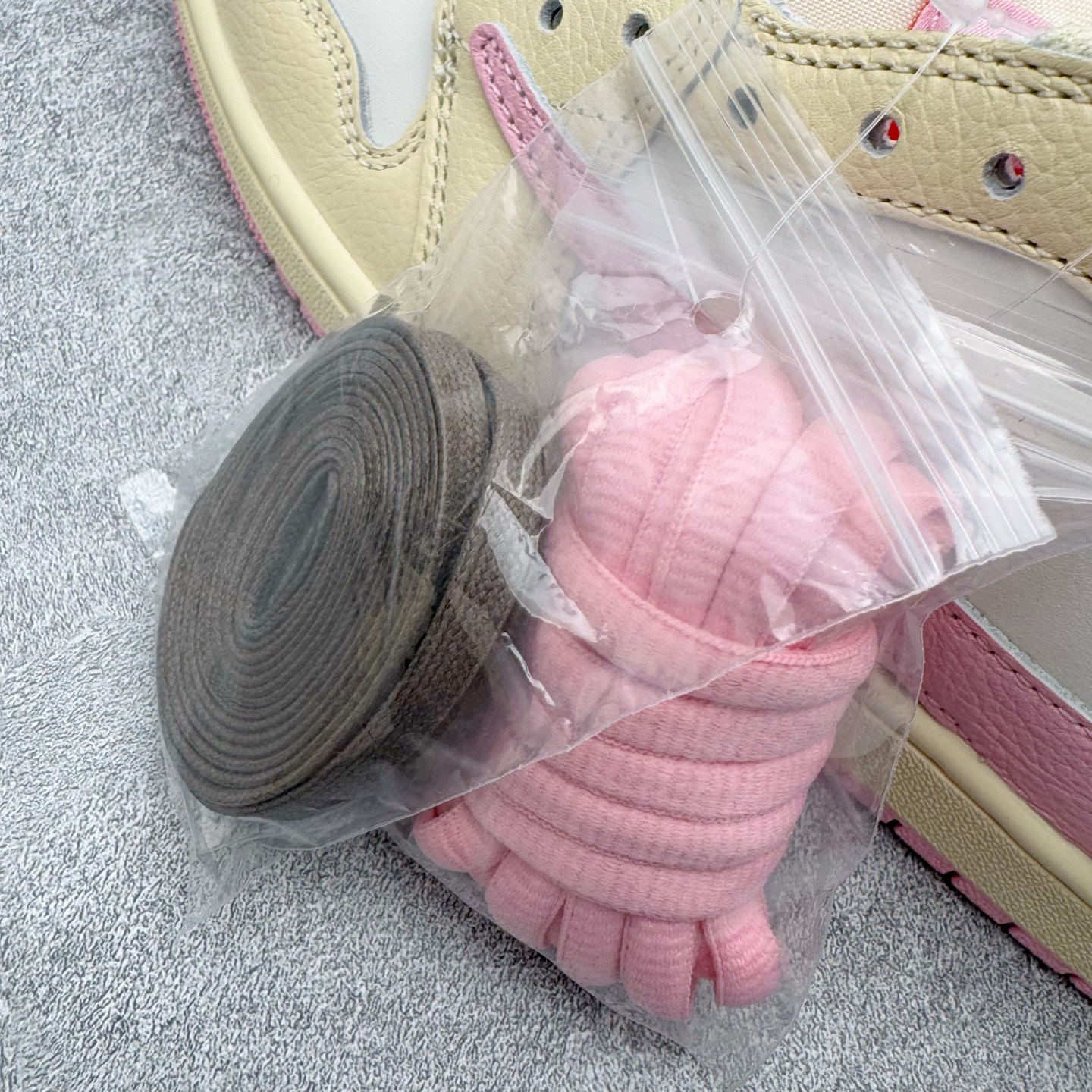 图片[17]-＃PK纯原 Travis Scott x Air Jordan AJ1 Low OG SP TS联名倒钩低帮 米黄粉 IQ7604-100 圈内最强倒钩系列 高端零售特供批次 产品品控稳定性领先行业 各方面均可对飙L版 良心定价不杀猪 SZ原厂全套原楦原纸板冲刀磨具开发 原厂皮料加持 原厂港宝加持定型后跟R度完美 同源原厂电绣 鬼脸飞翼针数密度立体效果一致 百分百一致原鞋 原厂拉帮工艺 针距密度一致 后跟弧度收口自然不对折 极致一眼正品既视感 进口玻璃冲刀皮料裁剪零毛边 全鞋电脑针车工艺 品控清洁度最高QC检验标准 免检产品 原厂订购鞋盒、鞋标、防尘纸、鞋撑、鞋带 追求极致的原厂味道 尺码：36 36.5 37.5 38 38.5 39 40 40.5 41 42 42.5 43 44 44.5 45 46 47.5-选品中心