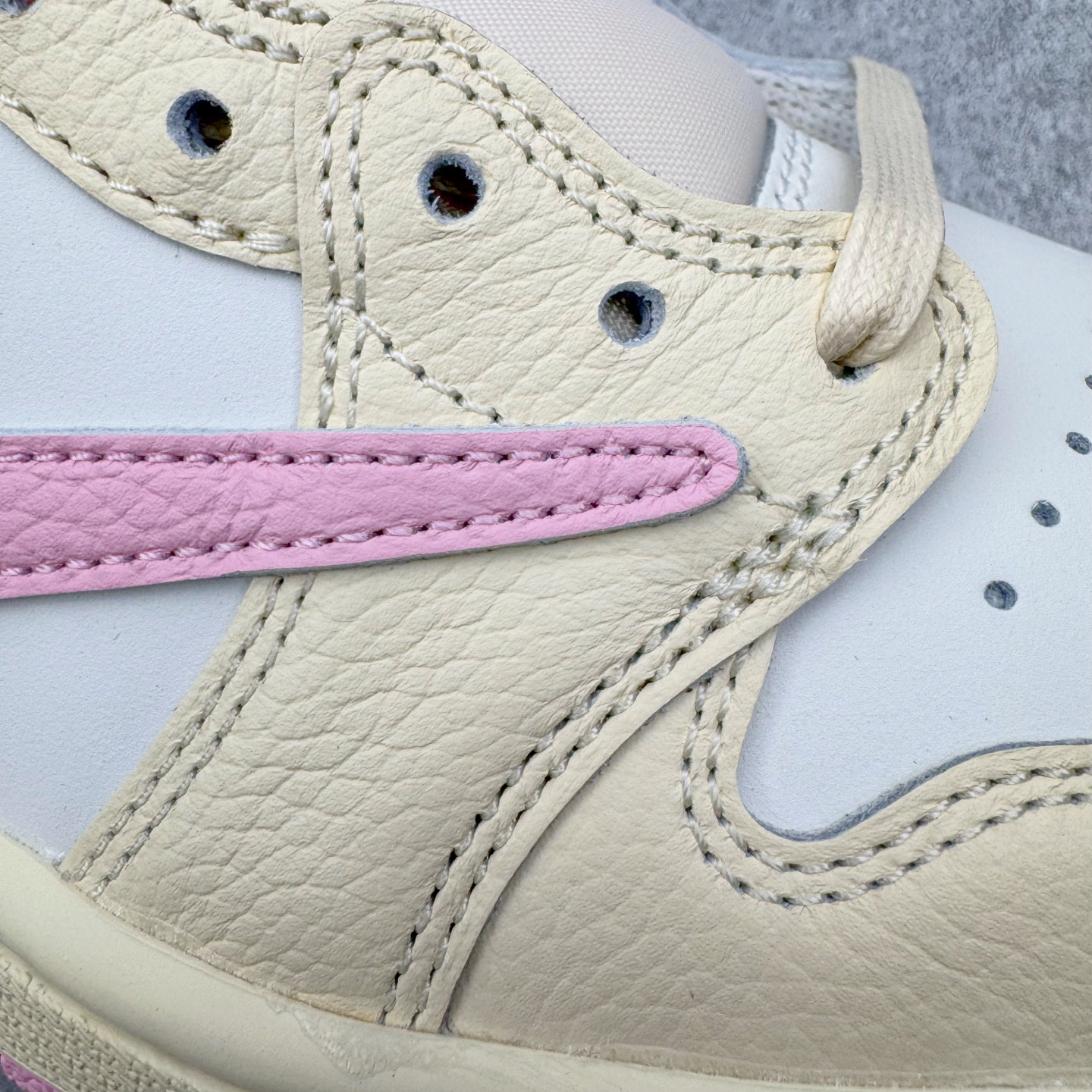 图片[12]-＃PK纯原 Travis Scott x Air Jordan AJ1 Low OG SP TS联名倒钩低帮 米黄粉 IQ7604-100 圈内最强倒钩系列 高端零售特供批次 产品品控稳定性领先行业 各方面均可对飙L版 良心定价不杀猪 SZ原厂全套原楦原纸板冲刀磨具开发 原厂皮料加持 原厂港宝加持定型后跟R度完美 同源原厂电绣 鬼脸飞翼针数密度立体效果一致 百分百一致原鞋 原厂拉帮工艺 针距密度一致 后跟弧度收口自然不对折 极致一眼正品既视感 进口玻璃冲刀皮料裁剪零毛边 全鞋电脑针车工艺 品控清洁度最高QC检验标准 免检产品 原厂订购鞋盒、鞋标、防尘纸、鞋撑、鞋带 追求极致的原厂味道 尺码：36 36.5 37.5 38 38.5 39 40 40.5 41 42 42.5 43 44 44.5 45 46 47.5-选品中心