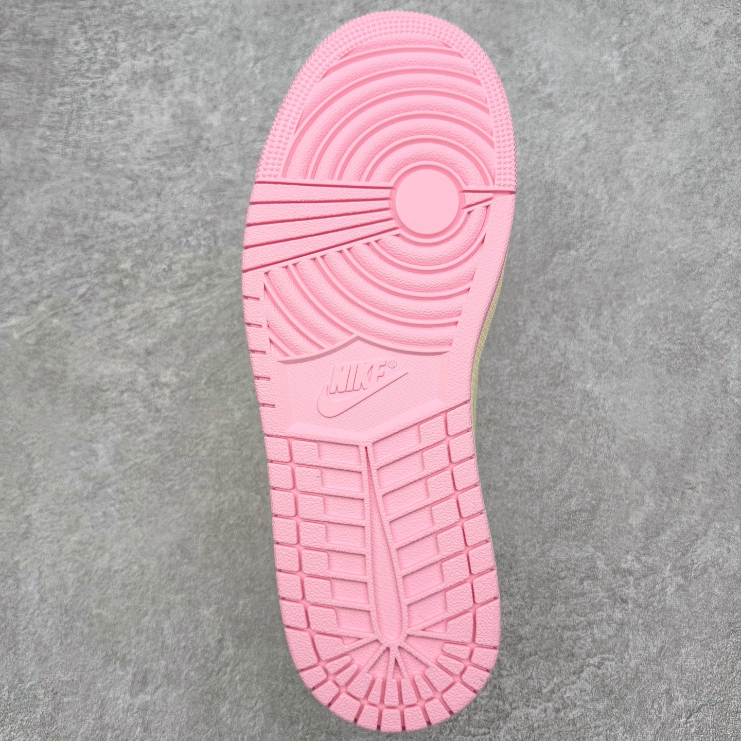 图片[9]-＃PK纯原 Travis Scott x Air Jordan AJ1 Low OG SP TS联名倒钩低帮 米黄粉 IQ7604-100 圈内最强倒钩系列 高端零售特供批次 产品品控稳定性领先行业 各方面均可对飙L版 良心定价不杀猪 SZ原厂全套原楦原纸板冲刀磨具开发 原厂皮料加持 原厂港宝加持定型后跟R度完美 同源原厂电绣 鬼脸飞翼针数密度立体效果一致 百分百一致原鞋 原厂拉帮工艺 针距密度一致 后跟弧度收口自然不对折 极致一眼正品既视感 进口玻璃冲刀皮料裁剪零毛边 全鞋电脑针车工艺 品控清洁度最高QC检验标准 免检产品 原厂订购鞋盒、鞋标、防尘纸、鞋撑、鞋带 追求极致的原厂味道 尺码：36 36.5 37.5 38 38.5 39 40 40.5 41 42 42.5 43 44 44.5 45 46 47.5-选品中心