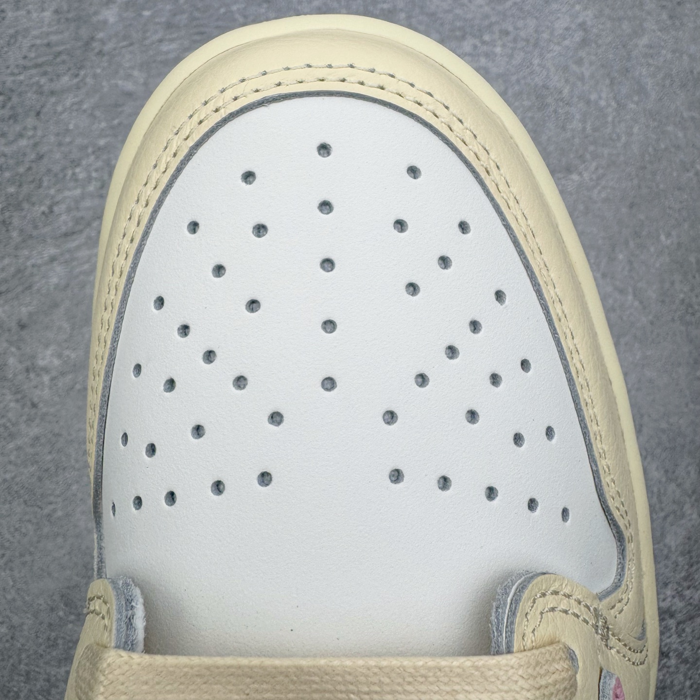 图片[15]-＃PK纯原 Travis Scott x Air Jordan AJ1 Low OG SP TS联名倒钩低帮 米黄粉 IQ7604-100 圈内最强倒钩系列 高端零售特供批次 产品品控稳定性领先行业 各方面均可对飙L版 良心定价不杀猪 SZ原厂全套原楦原纸板冲刀磨具开发 原厂皮料加持 原厂港宝加持定型后跟R度完美 同源原厂电绣 鬼脸飞翼针数密度立体效果一致 百分百一致原鞋 原厂拉帮工艺 针距密度一致 后跟弧度收口自然不对折 极致一眼正品既视感 进口玻璃冲刀皮料裁剪零毛边 全鞋电脑针车工艺 品控清洁度最高QC检验标准 免检产品 原厂订购鞋盒、鞋标、防尘纸、鞋撑、鞋带 追求极致的原厂味道 尺码：36 36.5 37.5 38 38.5 39 40 40.5 41 42 42.5 43 44 44.5 45 46 47.5-选品中心