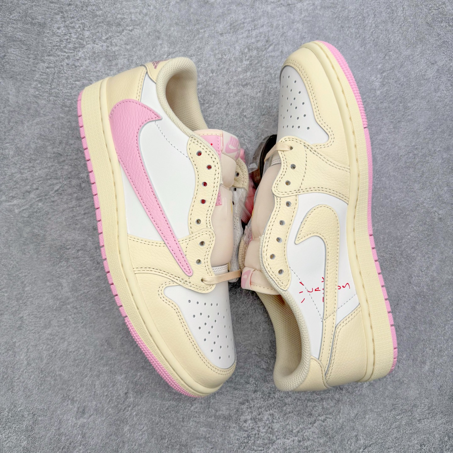 图片[3]-＃PK纯原 Travis Scott x Air Jordan AJ1 Low OG SP TS联名倒钩低帮 米黄粉 IQ7604-100 圈内最强倒钩系列 高端零售特供批次 产品品控稳定性领先行业 各方面均可对飙L版 良心定价不杀猪 SZ原厂全套原楦原纸板冲刀磨具开发 原厂皮料加持 原厂港宝加持定型后跟R度完美 同源原厂电绣 鬼脸飞翼针数密度立体效果一致 百分百一致原鞋 原厂拉帮工艺 针距密度一致 后跟弧度收口自然不对折 极致一眼正品既视感 进口玻璃冲刀皮料裁剪零毛边 全鞋电脑针车工艺 品控清洁度最高QC检验标准 免检产品 原厂订购鞋盒、鞋标、防尘纸、鞋撑、鞋带 追求极致的原厂味道 尺码：36 36.5 37.5 38 38.5 39 40 40.5 41 42 42.5 43 44 44.5 45 46 47.5-选品中心