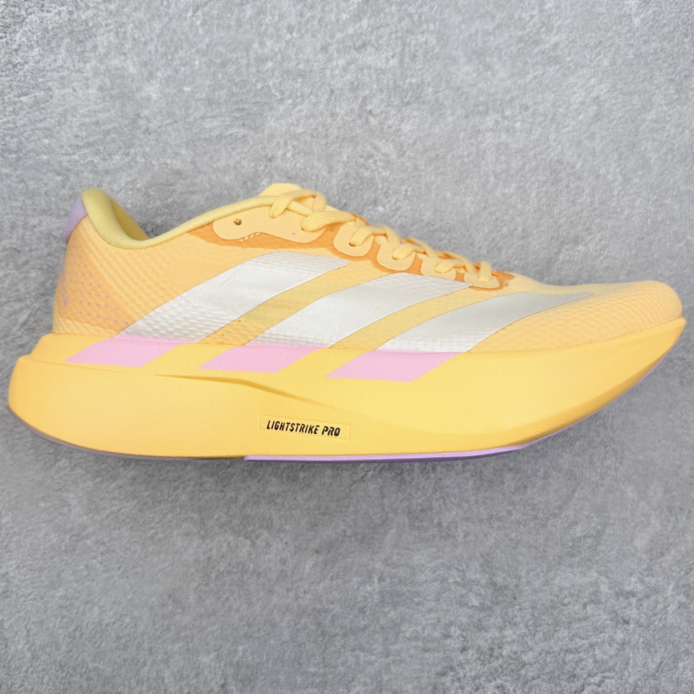 💰180 AD Adizero EVO SL 2 马拉松竞速专业跑鞋 CELERMESH针织网面非常轻薄 纤维间的缝隙很大 可以保证跑步时的透气、排汗效果 鞋舌直接与两侧的内衬和鞋底连接在一起 在跑步过程中不会被鞋舌的左右移动所困扰 在标准鞋带孔的基础上再拓宽一组鞋带孔 适合不同脚型的需求 突破性 EnergyRods 技术，有助于跑者实现更好的成绩 中底独特的LIGHTSTRIKE PRO泡棉材质 微弹感觉在跑步过程中给予了良好的支撑体验 对于顶级精英和高水平进阶跑者来说 ADIOS PRO是一双值得信赖的竞速比赛用鞋 SIZE：36 36.5 37.5 38 38.5 39 40 40.5 41 42 42.5 43 44 44.5 45
编码：Cby2936010