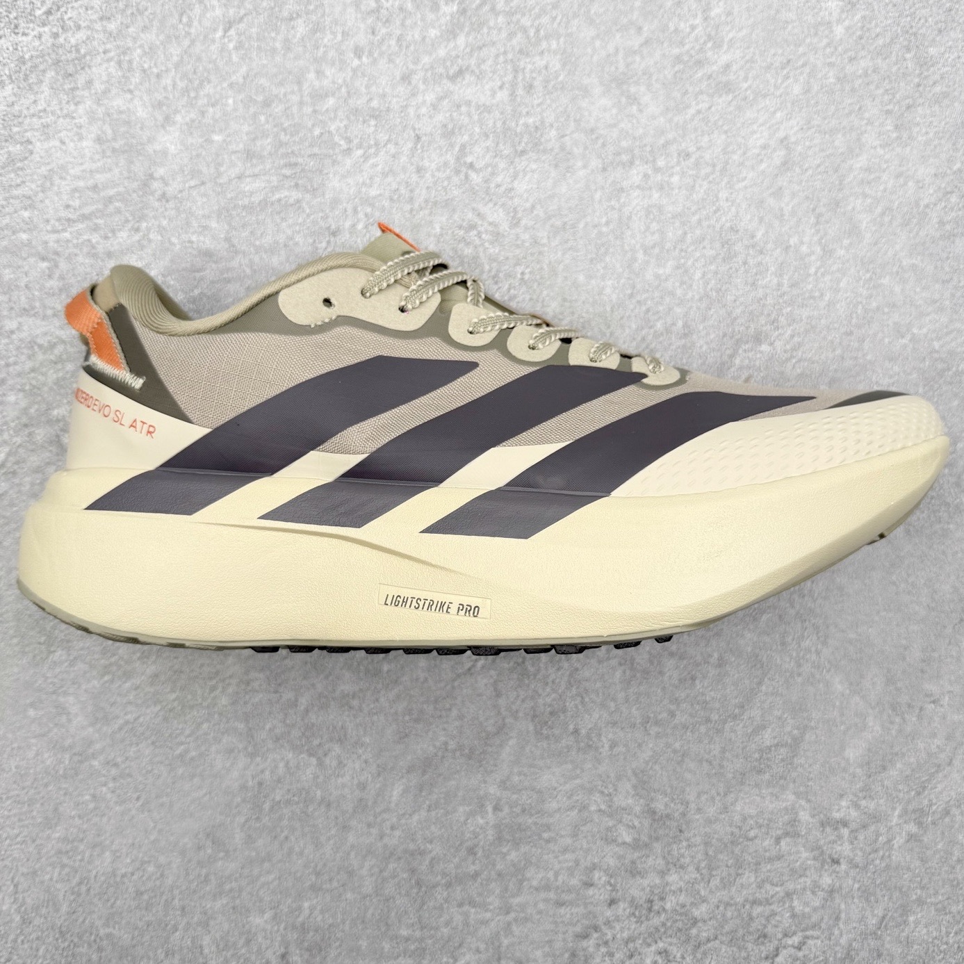 💰180 AD Adizero EVO SL ATR M 马拉松竞速专业跑鞋 CELERMESH针织网面非常轻薄 纤维间的缝隙很大 可以保证跑步时的透气、排汗效果 鞋舌直接与两侧的内衬和鞋底连接在一起 在跑步过程中不会被鞋舌的左右移动所困扰 在标准鞋带孔的基础上再拓宽一组鞋带孔 适合不同脚型的需求 突破性 EnergyRods 技术，有助于跑者实现更好的成绩 中底独特的LIGHTSTRIKE PRO泡棉材质 微弹感觉在跑步过程中给予了良好的支撑体验 对于顶级精英和高水平进阶跑者来说 ADIOS PRO是一双值得信赖的竞速比赛用鞋 SIZE：36 36.5 37.5 38 38.5 39 40 40.5 41 42 42.5 43 44 44.5 45
编码：Cby2936020