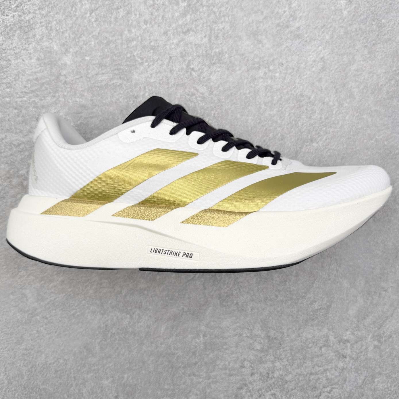 💰180 AD Adizero EVO SL 2 马拉松竞速专业跑鞋 CELERMESH针织网面非常轻薄 纤维间的缝隙很大 可以保证跑步时的透气、排汗效果 鞋舌直接与两侧的内衬和鞋底连接在一起 在跑步过程中不会被鞋舌的左右移动所困扰 在标准鞋带孔的基础上再拓宽一组鞋带孔 适合不同脚型的需求 突破性 EnergyRods 技术，有助于跑者实现更好的成绩 中底独特的LIGHTSTRIKE PRO泡棉材质 微弹感觉在跑步过程中给予了良好的支撑体验 对于顶级精英和高水平进阶跑者来说 ADIOS PRO是一双值得信赖的竞速比赛用鞋 SIZE：36 36.5 37.5 38 38.5 39 40 40.5 41 42 42.5 43 44 44.5 45
编码：Cby2936010