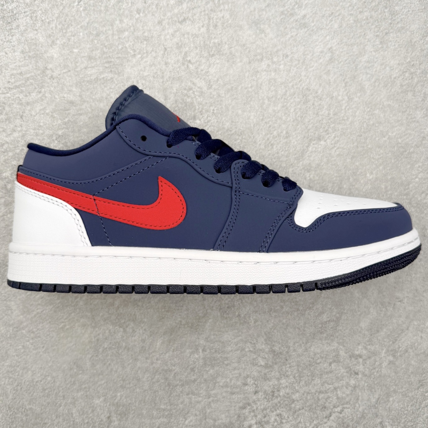 ＃DT纯原 Air Jordan AJ1 Low 低帮 CV9844-400 终端优势供应 市面中低帮最具代表性版本没有之一 口碑大厂出品 品控大底版型不断改良更新 全套原纸板楦头开发 确保原汁原味 完美呈现版型 完美零毛边处理 原厂内置全掌气垫 价格定位良心 平台专用代工流水线出品 一眼公司既视感 拿到手的一瞬间就与众不同 碾压市面所有版本 全部原鞋开发 每一个配色都会采购原鞋确认细节 打破市面看图做货无好货之说 尺码：35.5 36 36.5 37.5 38 38.5 39 40 40.5 41 42 42.5 43 44 44.5 45 46-选品中心