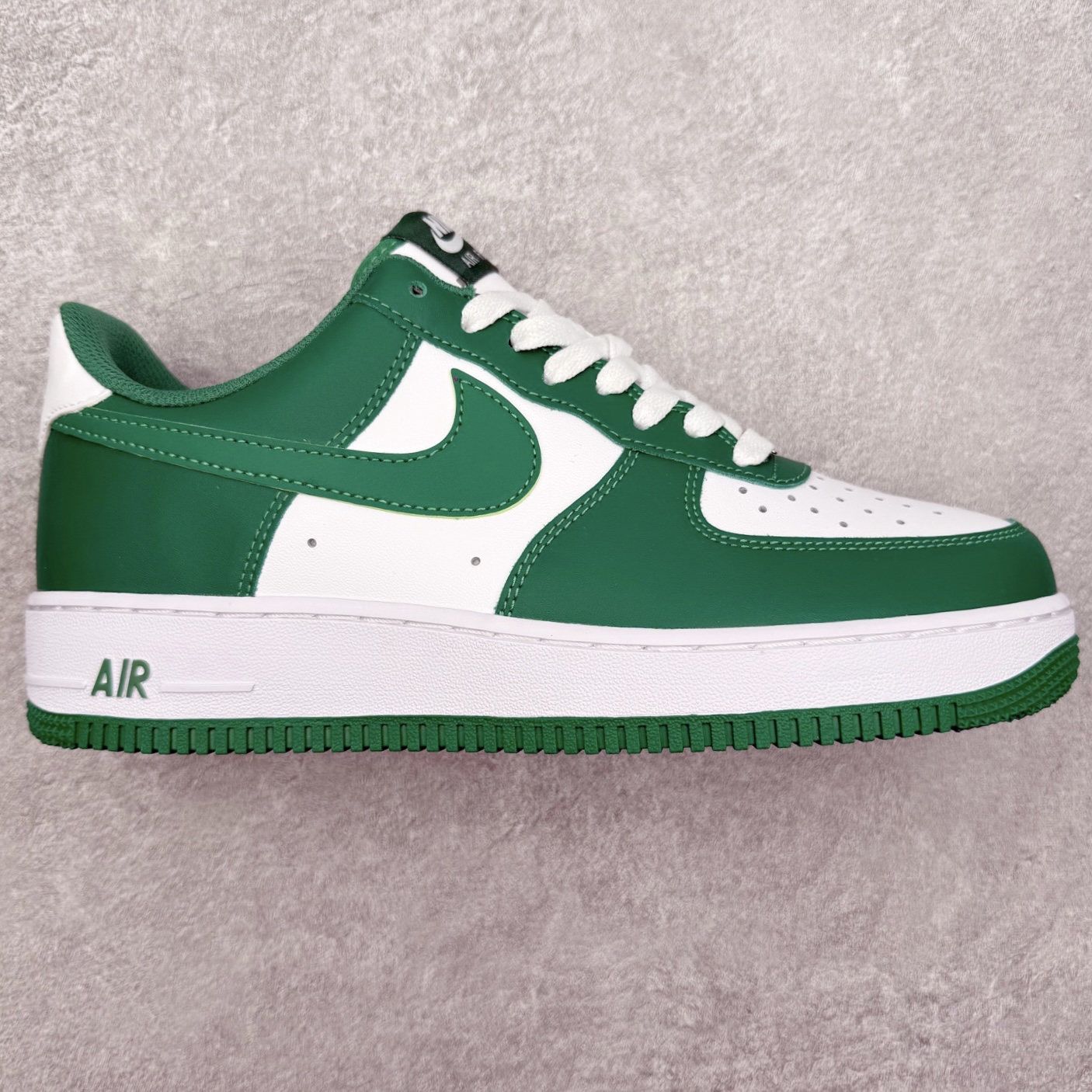 ＃XT纯原 NK Air Force 1 Low 空军一号时尚舒适防滑耐磨低帮板鞋 FJ4146-122 顶级批次 2022全新楦头鞋型 鱼鳞大底 历时开发三个月 清洁度完美 二维码鞋标 内置芯片及solo气垫 大底高度及其弧度依照正品 钢印 logo刺绣 鞋口弧度 鞋头长度 鞋面冲孔 鞋垫背胶及钢印 完美鞋型对比正品 每一处都是细节满满 柔软、弹性十足的缓震性能和出色的中底设计 横跨复古与现代的外型结合 造就出风靡全球 三十多年的Force 1 直到今天还深受青睐 实拍调校N版已经零色差零失真 百分百还原实物色彩所见即所得 不存在货不对板色差等低级问题 选购参考实物拍摄 不混卖不参货 只用心做好货严格选品 承诺混一赔十 尺码：36 36.5 37.5 38 38.5 39 40 40.5 41 42 42.5 43 44 44.5 45-选品中心