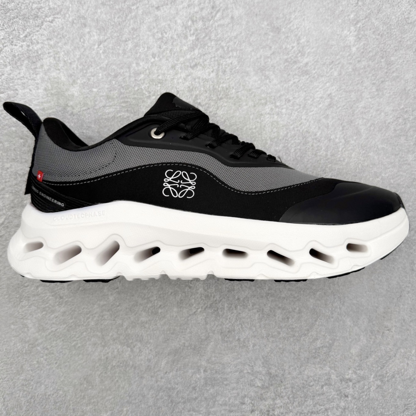 ＃福利特价 LOEWE x On Cloudtilt 2.0 昂跑罗意威联名 圆头系带生活休闲鞋 此运动品牌 开创于2010年 缓震着陆、强效回弹、轻柔质感的设计构思始终是ON研制关键 与此同时基于“为全球提供革新性的跑步感受”信念 陆续推出了多款跑鞋及其以专业运动人体跑步工程学为设计关键的功能性跑步服饰设备 让跑者不费力气地畅快畅跑 尺码：36 36.5 37.5 38 38.5 39 40 40.5 41 42 42.5 43 44 44.5 45-选品中心