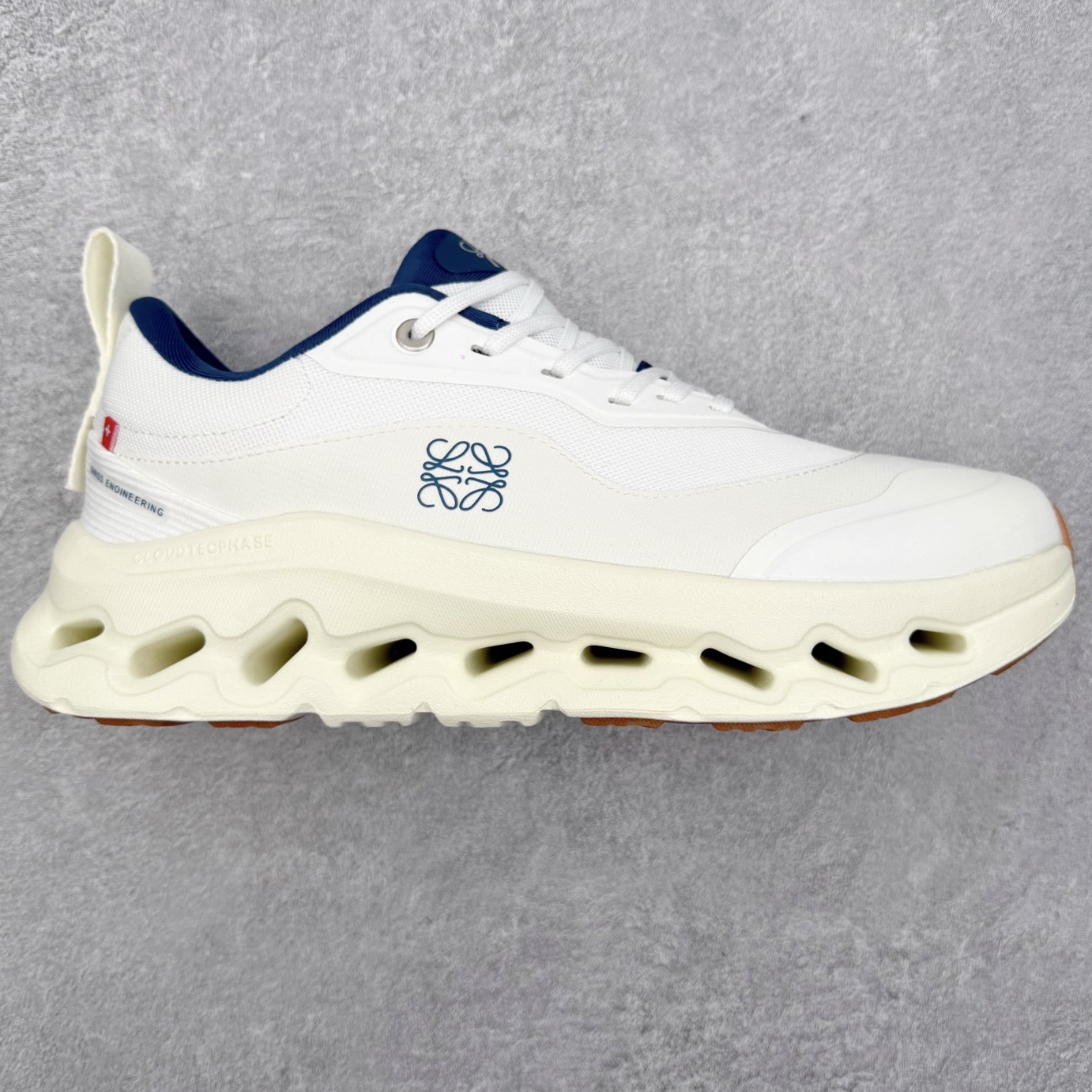 图片[4]-＃福利特价 LOEWE x On Cloudtilt 2.0 昂跑罗意威联名 圆头系带生活休闲鞋 此运动品牌 开创于2010年 缓震着陆、强效回弹、轻柔质感的设计构思始终是ON研制关键 与此同时基于“为全球提供革新性的跑步感受”信念 陆续推出了多款跑鞋及其以专业运动人体跑步工程学为设计关键的功能性跑步服饰设备 让跑者不费力气地畅快畅跑 尺码：36 36.5 37.5 38 38.5 39 40 40.5 41 42 42.5 43 44 44.5 45-选品中心