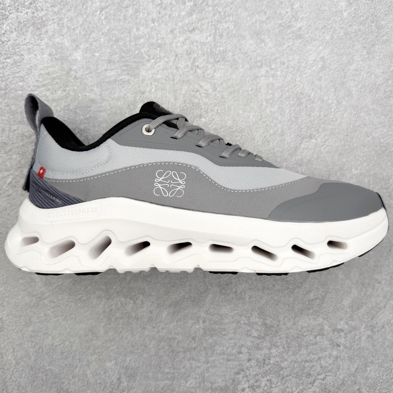 ＃福利特价 LOEWE x On Cloudtilt 2.0 昂跑罗意威联名 圆头系带生活休闲鞋 此运动品牌 开创于2010年 缓震着陆、强效回弹、轻柔质感的设计构思始终是ON研制关键 与此同时基于“为全球提供革新性的跑步感受”信念 陆续推出了多款跑鞋及其以专业运动人体跑步工程学为设计关键的功能性跑步服饰设备 让跑者不费力气地畅快畅跑 尺码：36 36.5 37.5 38 38.5 39 40 40.5 41 42 42.5 43 44 44.5 45-选品中心